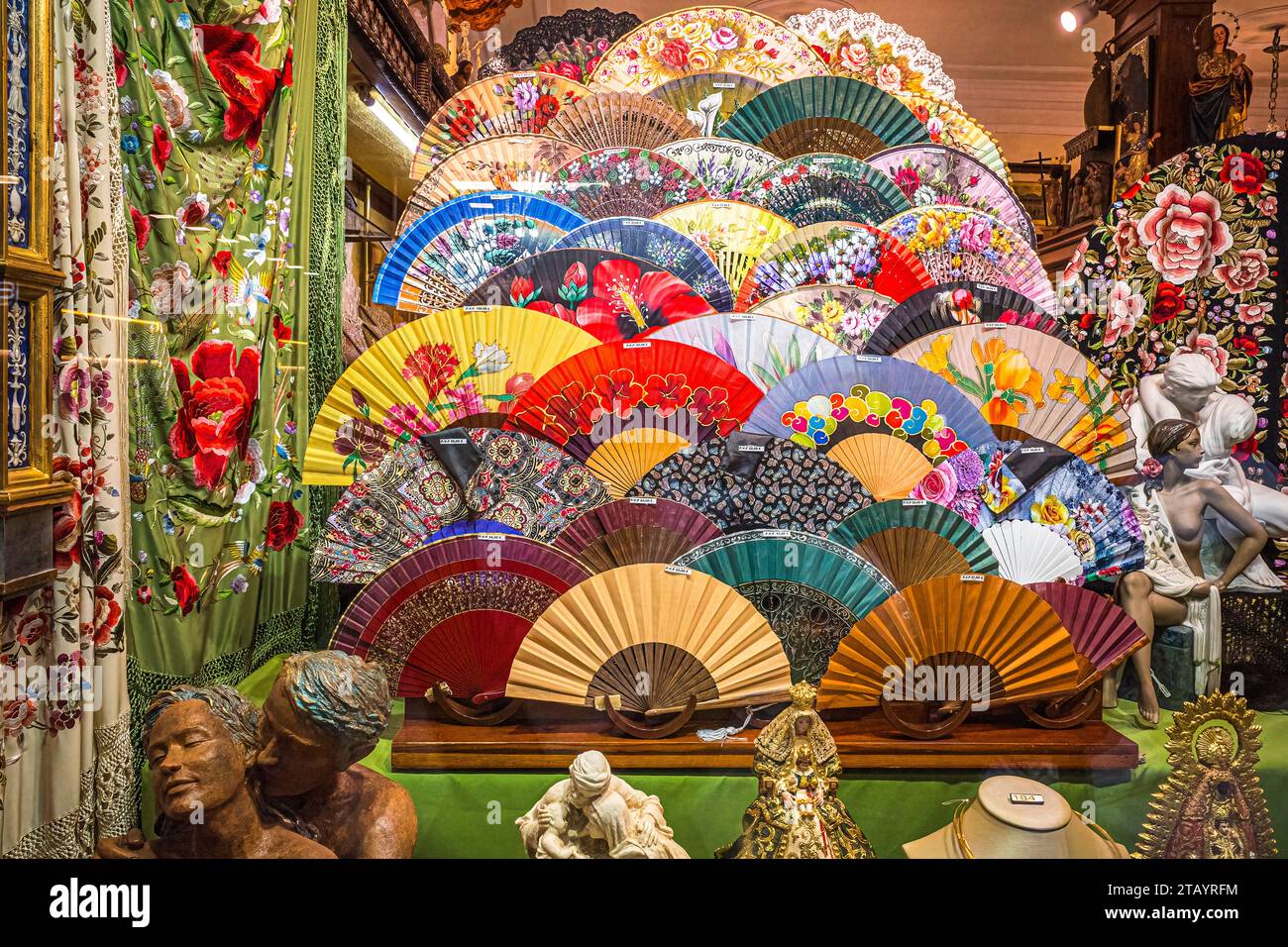Collezione di ventilatori portatili pieghevoli in un negozio a Siviglia in Spagna Foto Stock