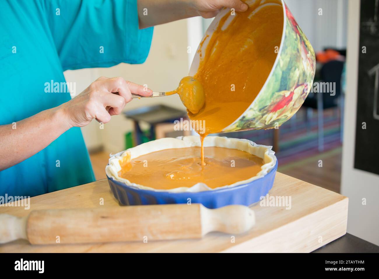 Donna irriconoscibile che cucina la torta di zucca. Madrid, Spagna Foto Stock