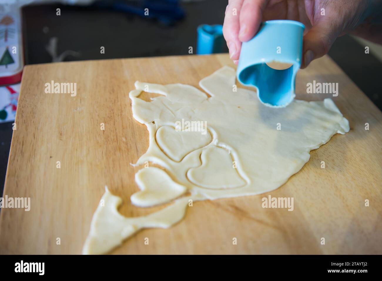 Forma blu a forma di cuore che prepara biscotti. Interno della cucina Foto Stock