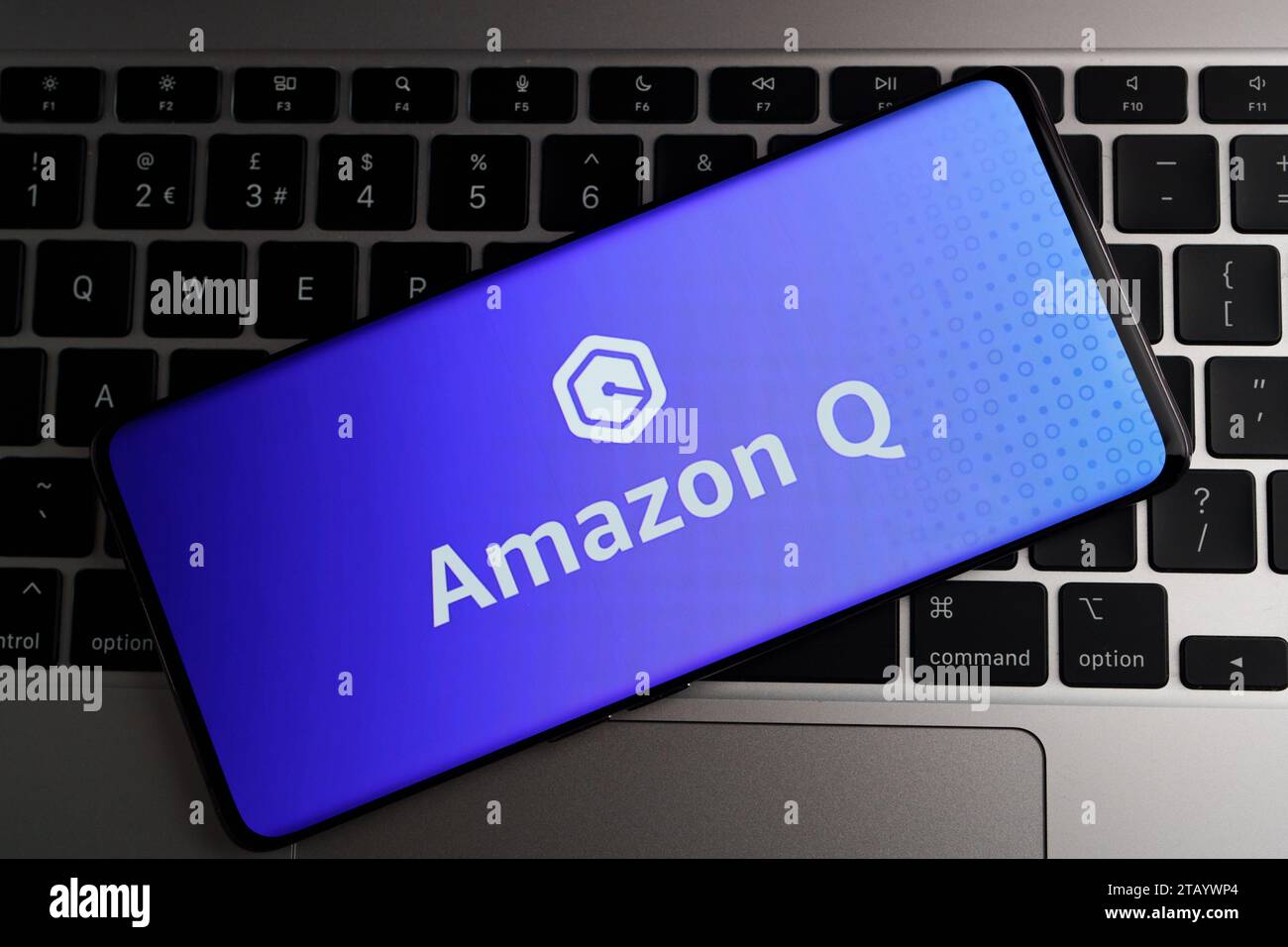 Logo Amazon Q ai visualizzato sullo schermo dello smarphone. Nuovo assistente ai generativo, chatbot ai per le aziende. Stafford, Regno Unito, 3 dicembre 2023 Foto Stock