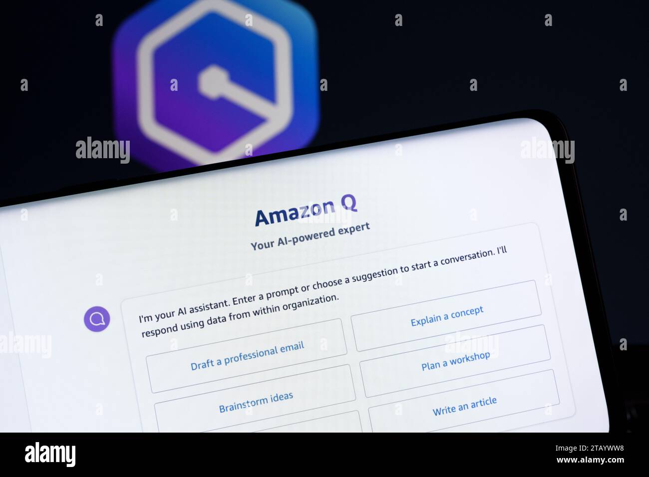 Esempio di chat Amazon Q ai visualizzato sullo schermo dello smarphone e logo Amazon Q sfocato sullo sfondo. Assistente IA generativo, chatbot per le aziende. Personale Foto Stock