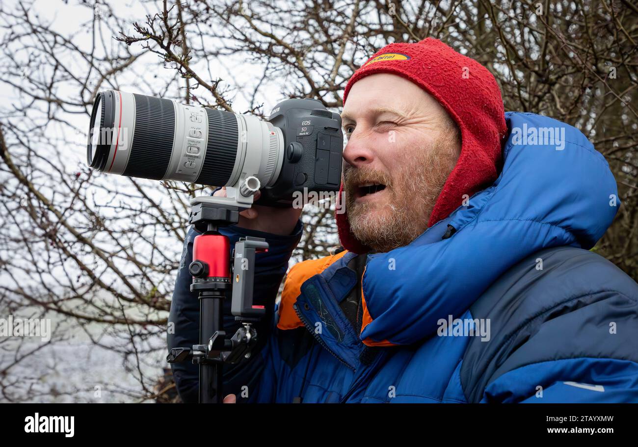 Domenica 3 dicembre 2023; Fiddler's Ferry Power Station, Cuerdley, Warrington, Cheshire, Inghilterra; nonostante il clima freddo e gelido, migliaia di persone si sono riunite intorno alle zone di esclusione per osservare la demolizione delle quattro torri nord alla Fiddler's Ferry Power Station. Purtroppo la nebbia bassa è stata sufficiente per ostacolare la visione dell'evento. Fiddler's Ferry ha chiuso dopo 50 anni di attività dalla sua apertura nel 1970 fino alla sua chiusura il 31 marzo 2020. Il sito è stato acquisito da Peel NRE nel luglio 2022 e sarà ora risviluppato in uso industriale e nuove abitazioni Foto Stock