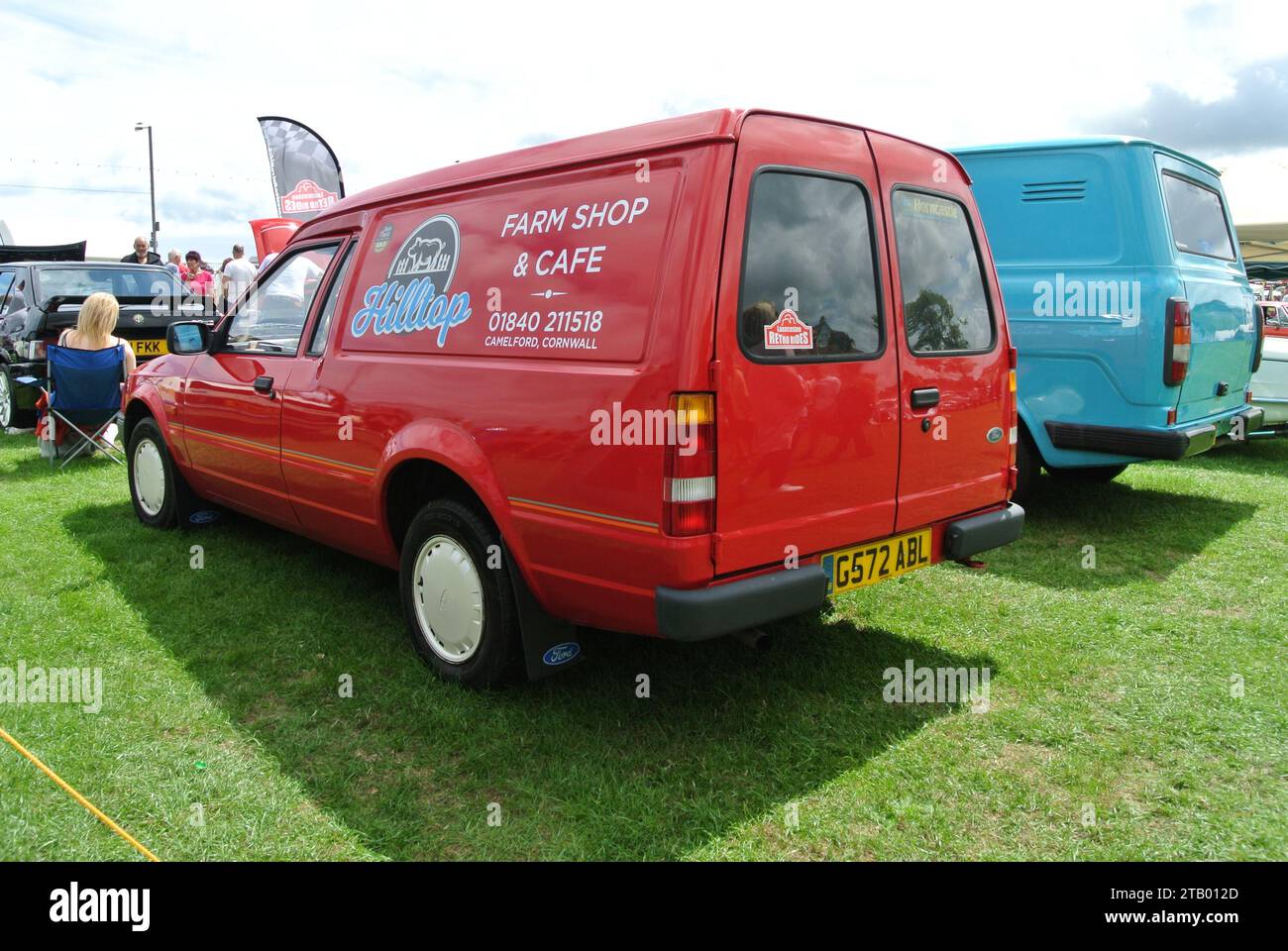 Un furgone derivato da una Ford Escort del 1989 è stato parcheggiato in mostra alla mostra di auto d'epoca della Riviera inglese, Paignton, Devon, Inghilterra, Regno Unito. Foto Stock