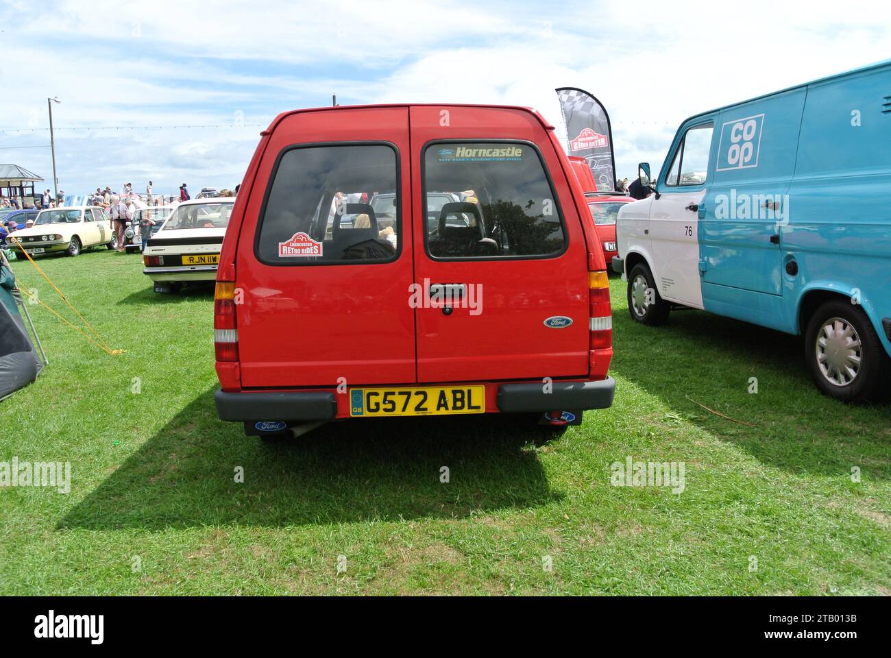Un furgone derivato da una Ford Escort del 1989 è stato parcheggiato in mostra alla mostra di auto d'epoca della Riviera inglese, Paignton, Devon, Inghilterra, Regno Unito. Foto Stock