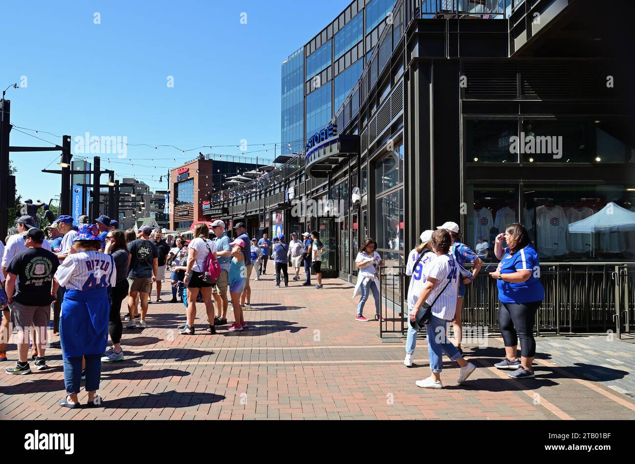 Chicago, Illinois, USA. I tifosi che giravano intorno a Wrigley Field vicino a Gallagher prima dell'inizio della partita. Foto Stock