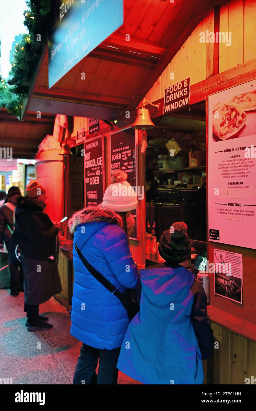 Chicago, Illinois, USA. Negozi e chioschi al Christkindlmarket, nell'area Loop del centro di Chicago. Foto Stock