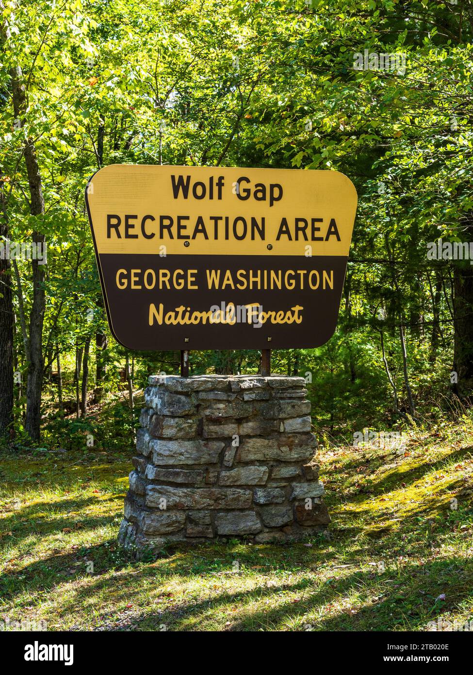 Il cartello Wolf Gap Recreational area si trova con orgoglio nella George Washington National Forest, sul confine tra West Virginia e Virginia. Foto Stock