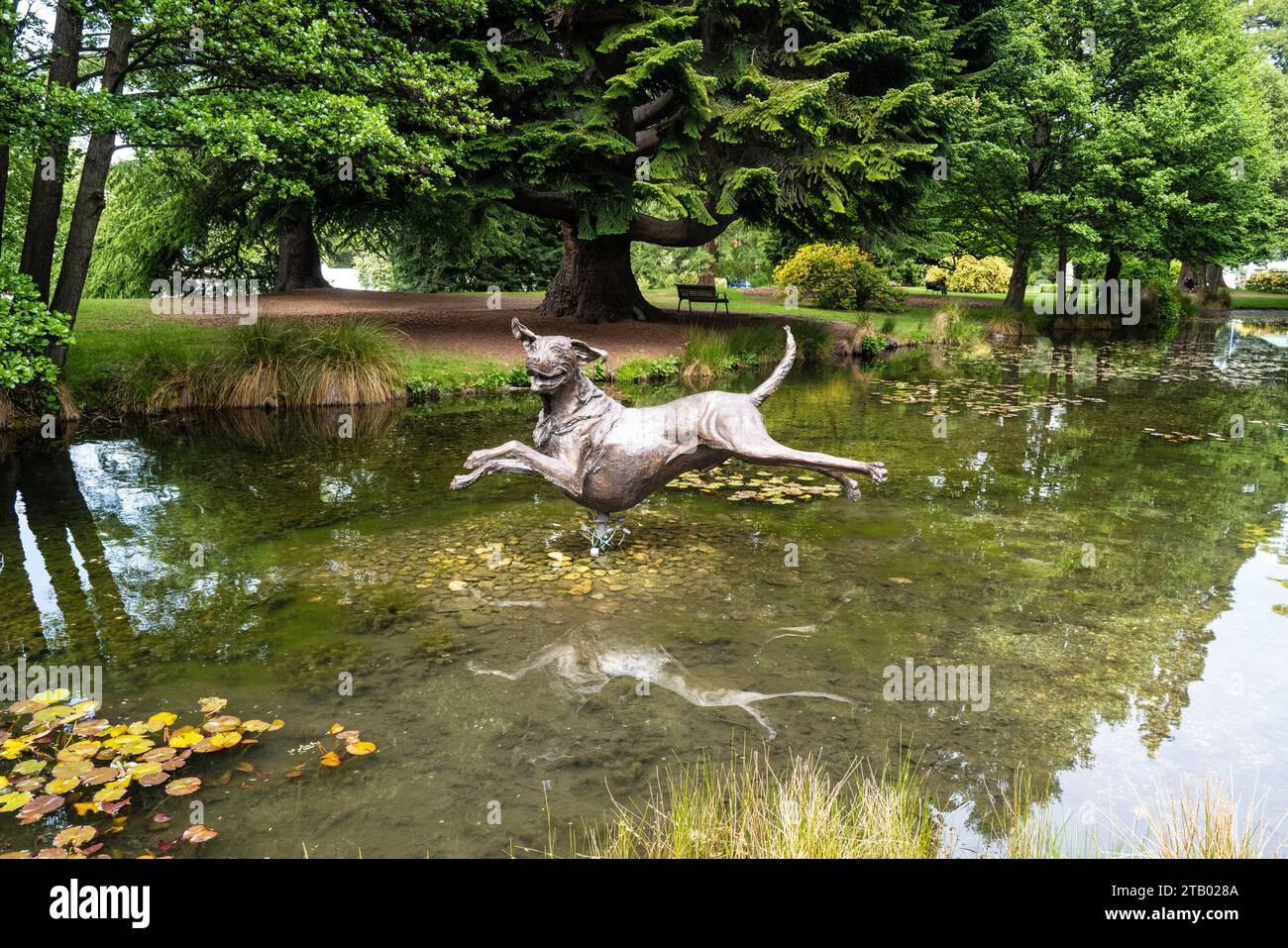 Viaggio in auto nell'Isola del Sud della nuova Zelanda. Queenstown. Opera d'arte Kuri dell'artista neozelandese Richard Wells eretta nel 2020. Foto Stock