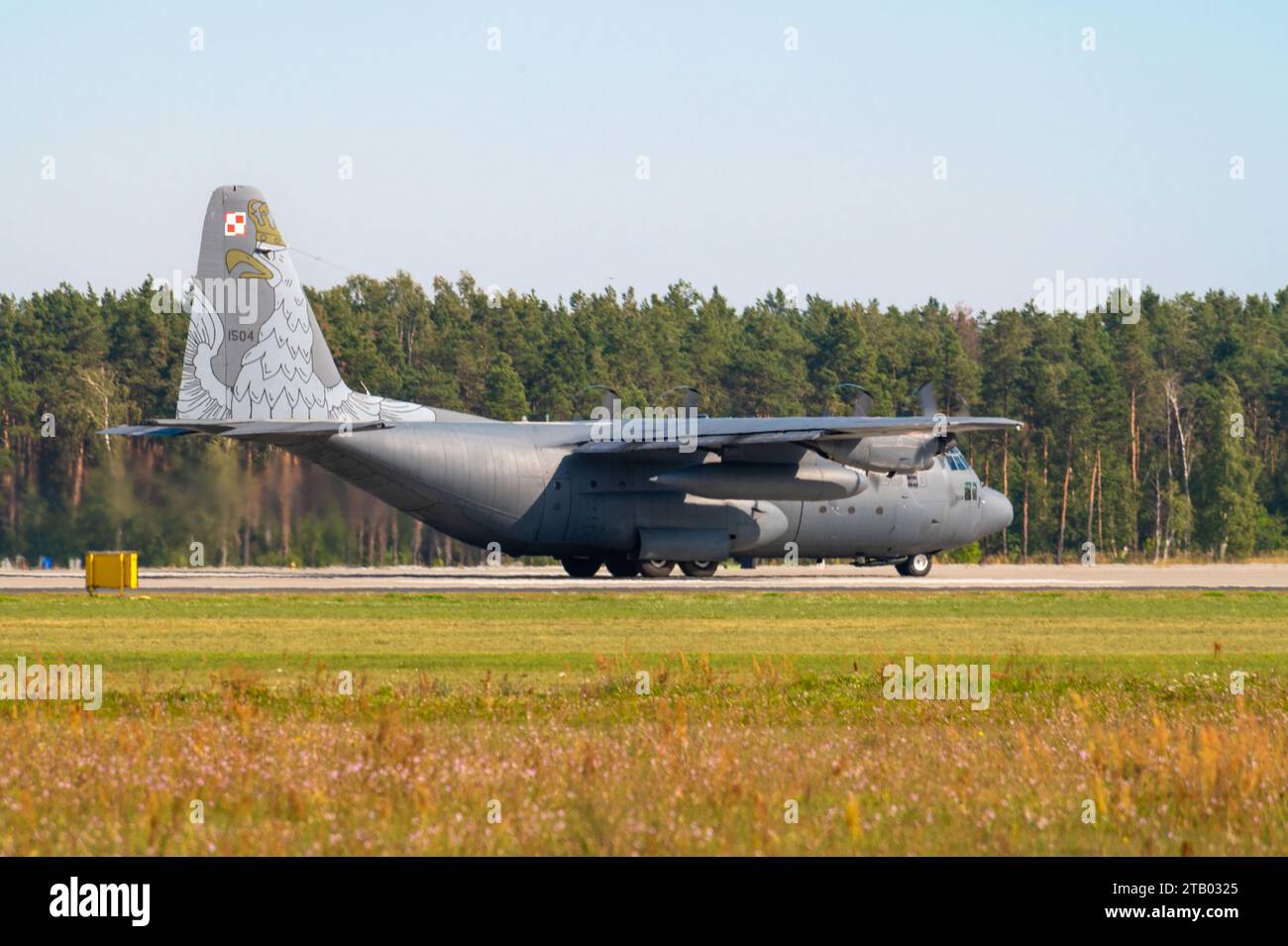 Un aeromobile C-130J dell’aeronautica polacca della 33rd Air base, Polonia, atterra sulla pista dopo aver partecipato a esercitazioni di rilascio del carico con un aeromobile C-130H Hercules del 182nd Airlift Wing, Illinois Air National Guard, e un C-130J Super Hercules del 37th Airlift Squadron, Ramstein Air base, Germania, fuori dalla 33rd Air base, Polonia durante Aviation Detachment Rotation 23-4, 18 settembre 2023. Esercitazioni come l’ADR dimostrano la capacità degli Stati Uniti di collaborare con alleati e partner della NATO per scoraggiare le minacce e sostenere la pace e la stabilità in tutta Europa. ADR è una formazione bilaterale Foto Stock