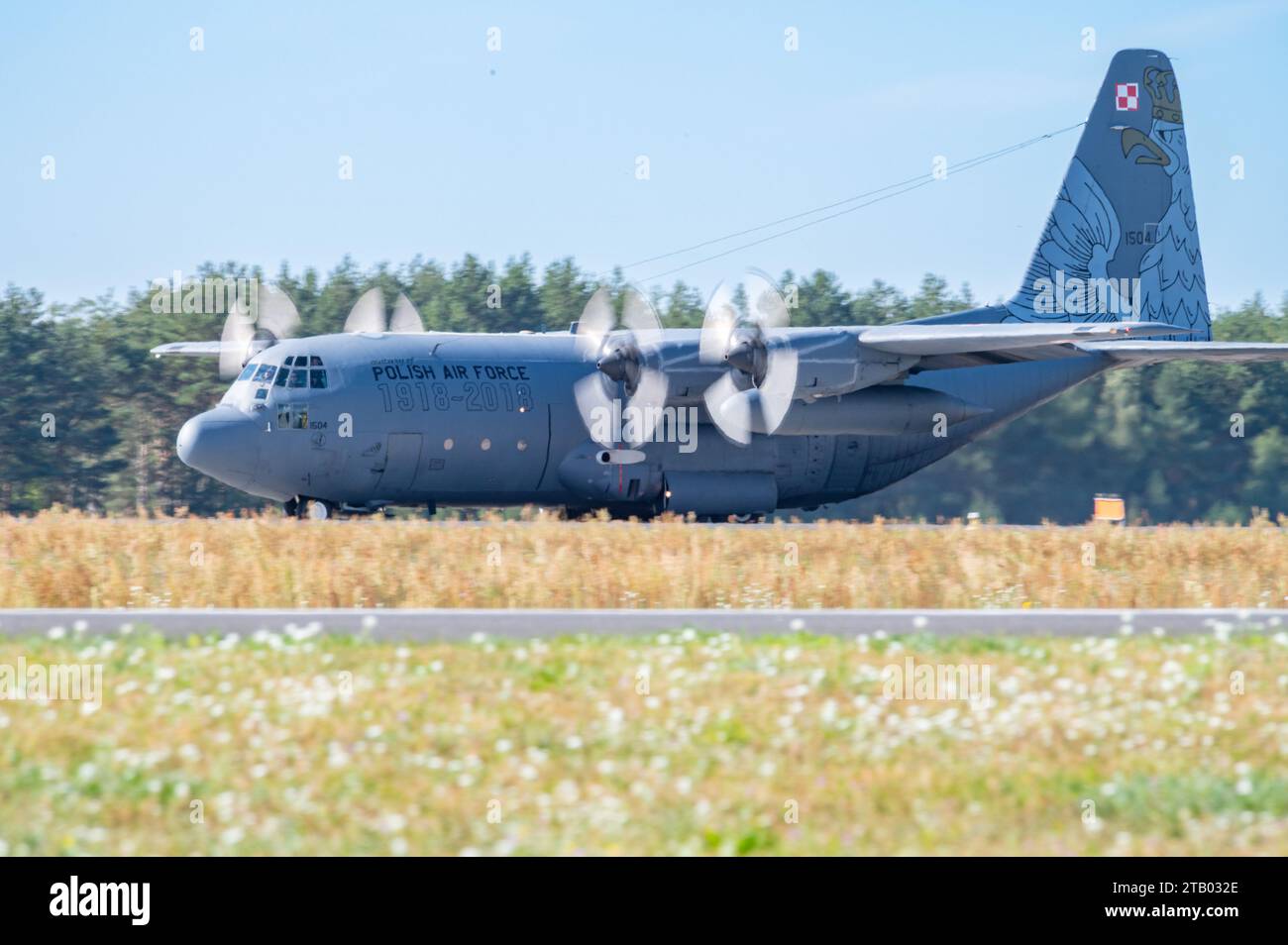 Un aeromobile C-130J dell'aeronautica polacca della 33rd Air base, Polonia, fa un taxi sulla pista dopo aver volato in una formazione di tre aerei con un velivolo C-130H Hercules del 182nd Airlift Wing, Illinois Air National Guard, e un C-130J Super Hercules del 37th Airlift Squadron, Ramstein Air base, Germania, fuori dalla 33rd Air base, Polonia durante Aviation Detachment Rotation 23-4, 20 settembre 2023. Esercitazioni come l’ADR dimostrano la capacità degli Stati Uniti di collaborare con alleati e partner della NATO per scoraggiare le minacce e sostenere la pace e la stabilità in tutta Europa. ADR è un exe di formazione bilaterale Foto Stock