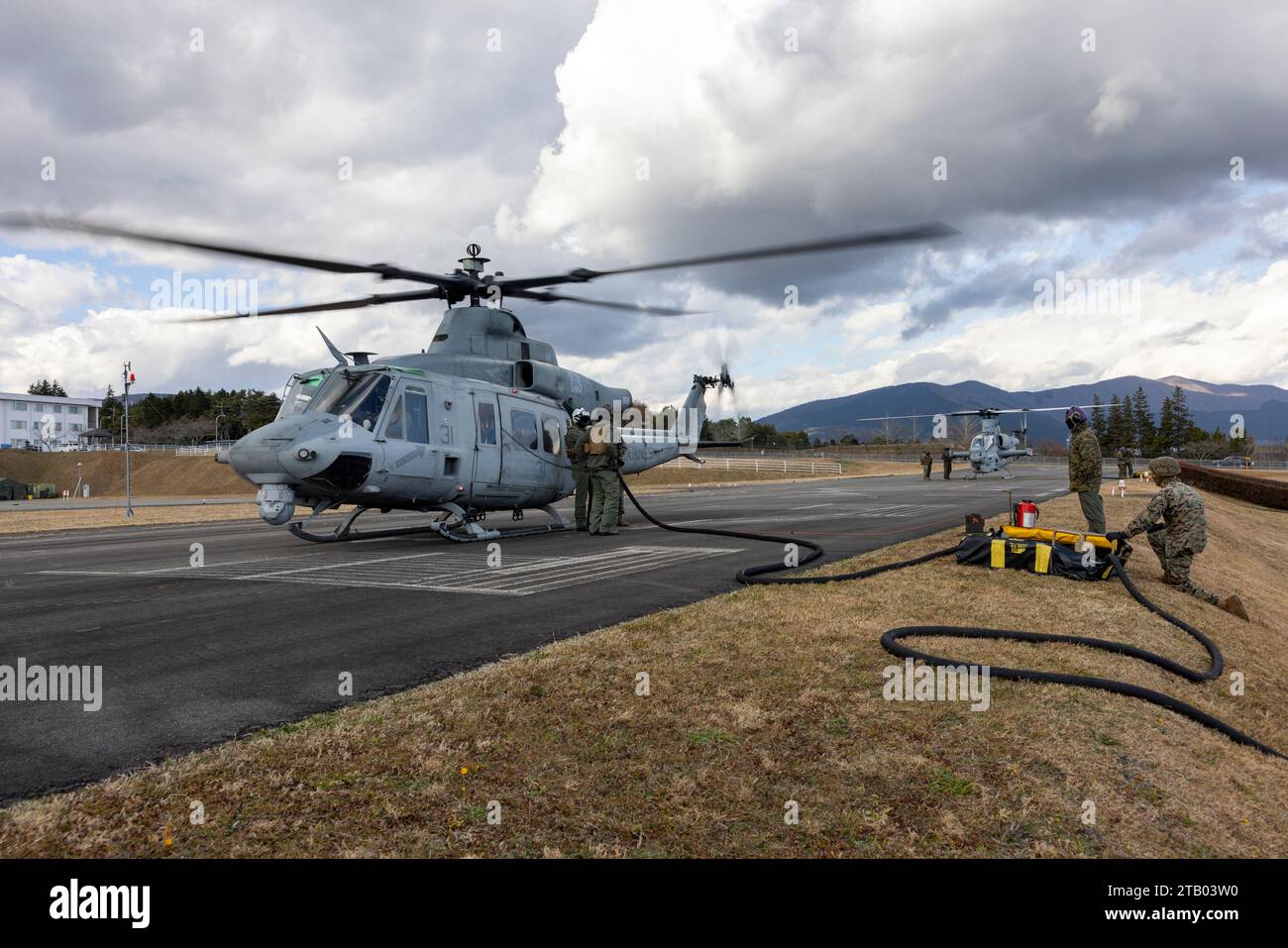 U.S. Marines with Marine Wing Support Squadron (MWSS) 172 Refuel Aircraft Assigned to Marine Light Attack Helicopter Squadron (HMLA) 369 durante Stand-in Force Exercise 24 Over Combined Arms Training Center Camp Fuji, Giappone, 2 dicembre 2023. SIFEX 24 è un esercizio a livello di divisione che coinvolge tutti gli elementi della Marine Air-Ground Task Force, incentrato sul rafforzamento della consapevolezza, delle manovre e degli incendi multidominio in un ambiente marittimo distribuito. Questo esercizio serve come prova per proiettare rapidamente il potere di combattimento in difesa di alleati e partner nella regione. (Foto del corpo dei Marines degli Stati Uniti di Lanc Foto Stock