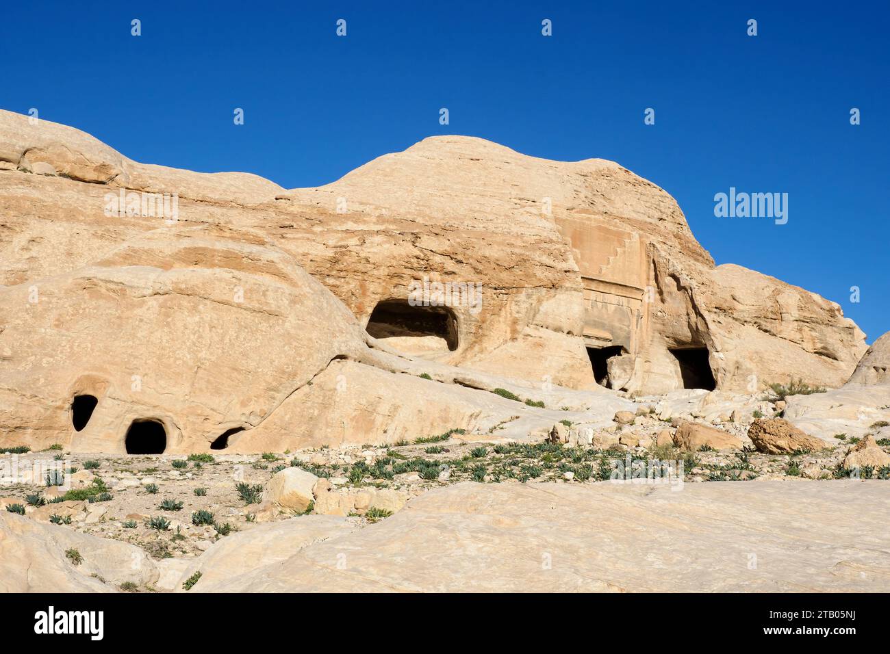 Grotte di pietra nel parco archeologico di Petra, patrimonio dell'umanità dell'UNESCO, le nuove 7 meraviglie del mondo, Giordania. Foto Stock