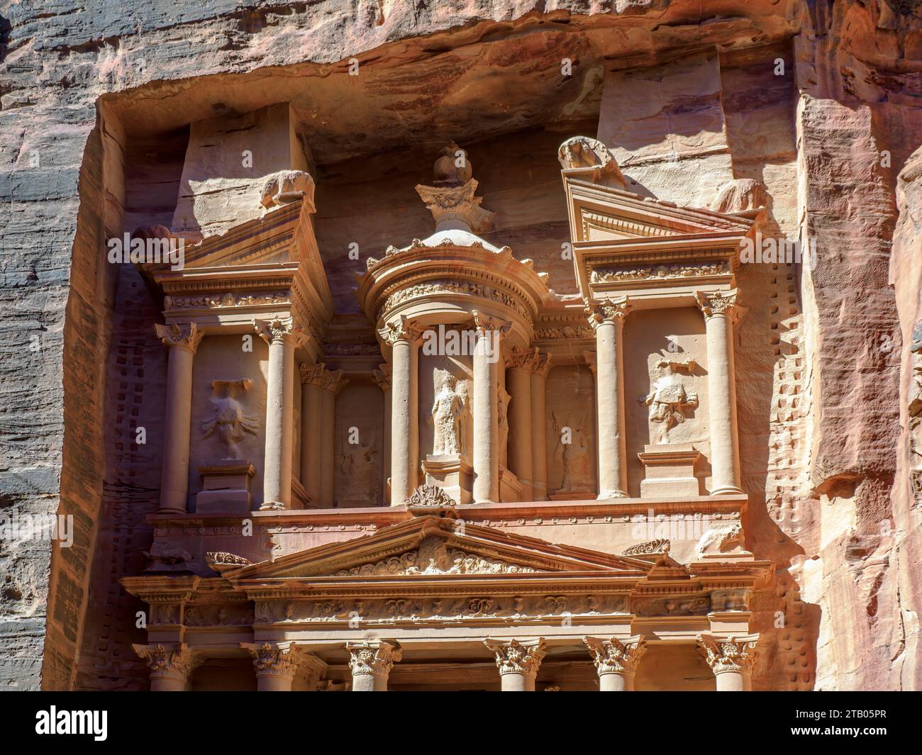 Il Tesoro di Petra, al-Khizneh, il parco archeologico di Petra, un sito patrimonio dell'umanità dell'UNESCO, le nuove 7 meraviglie del mondo, Giordania. Foto Stock