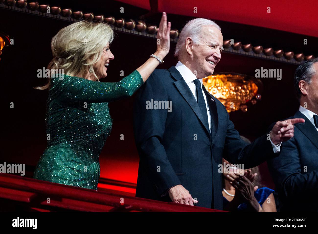 Washington, Stati Uniti. 3 dicembre 2023. Il presidente DEGLI STATI UNITI Joe Biden (R) e la First Lady Dr. Jill Biden (L) partecipano al Kennedy Center Honors 2023 al Kennedy Center di Washington, DC, domenica 3 dicembre 2023. I destinatari del 46th Kennedy Center Honors per il successo artistico a vita includono l'attore e comico Billy Crystal, il soprano Renee Fleming, il cantautore britannico Barry Gibb, la cantante e attrice Queen Latifah e la cantante Dionne Warwick. Foto di Jim lo Scalzo/UPI credito: UPI/Alamy Live News Foto Stock