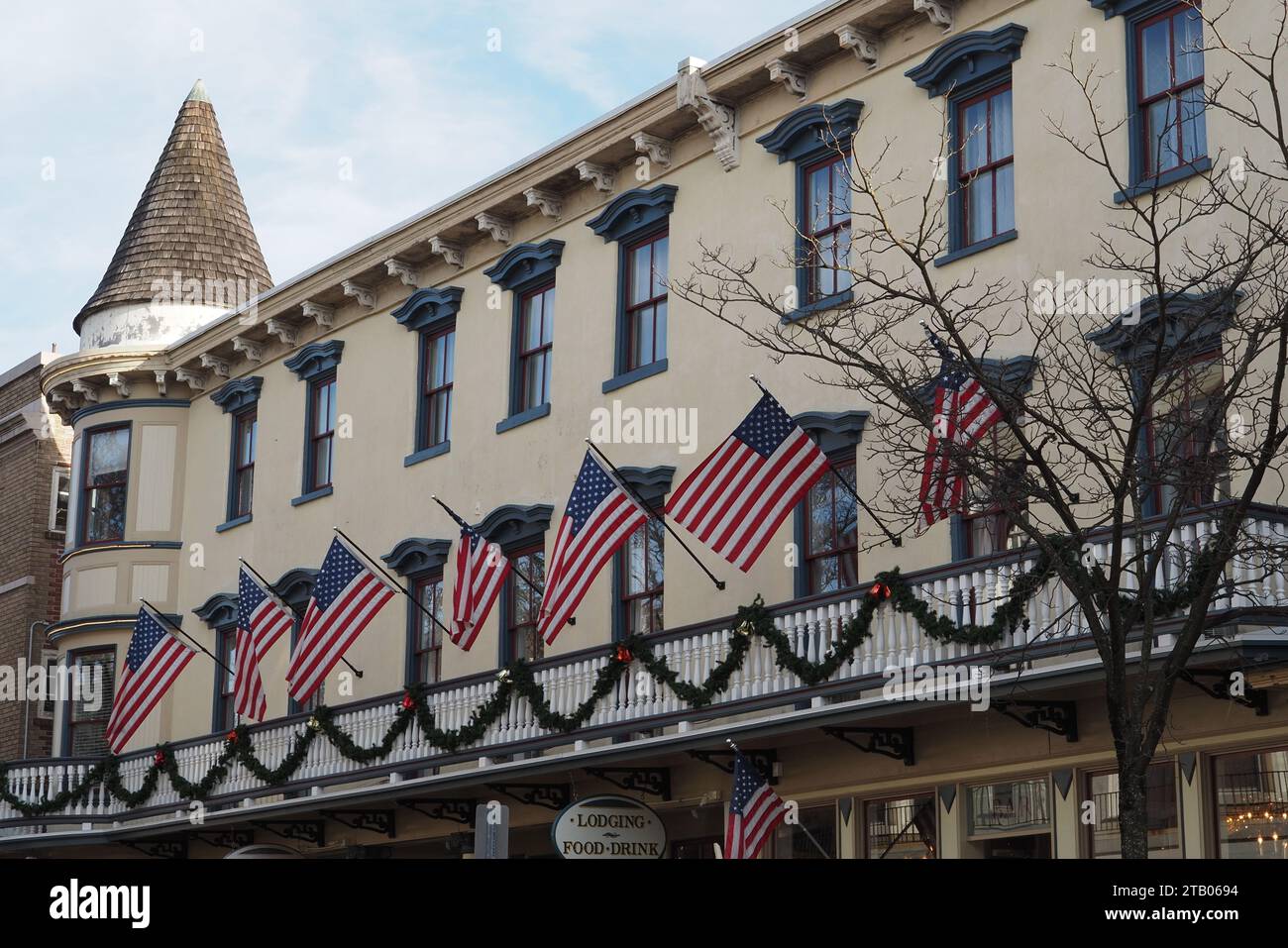 Le bandiere americane sono esposte presso l'hotel. Foto Stock