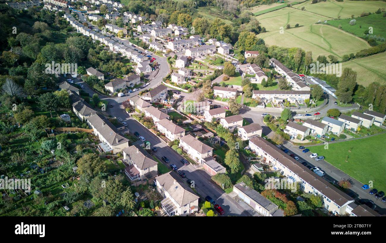 Vista aerea di una parte di Bay Tree Road, situata tra la Larkhall e Fairfield Park, parte di Bath, Regno Unito. (17-10-2023) Foto Stock