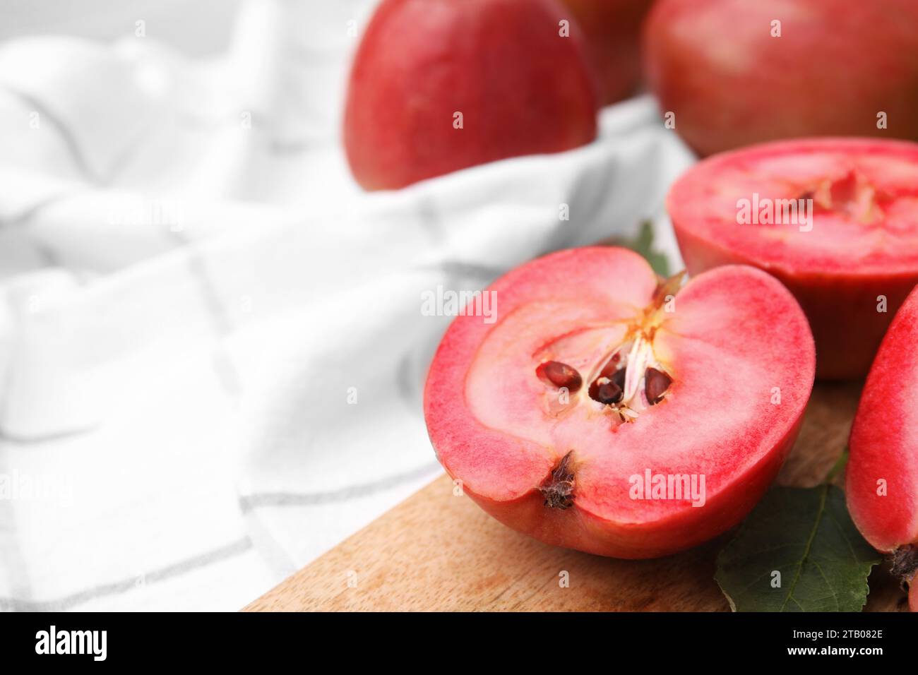 Mele gustose con polpa rossa sul tavolo, primo piano. Spazio per il testo Foto Stock