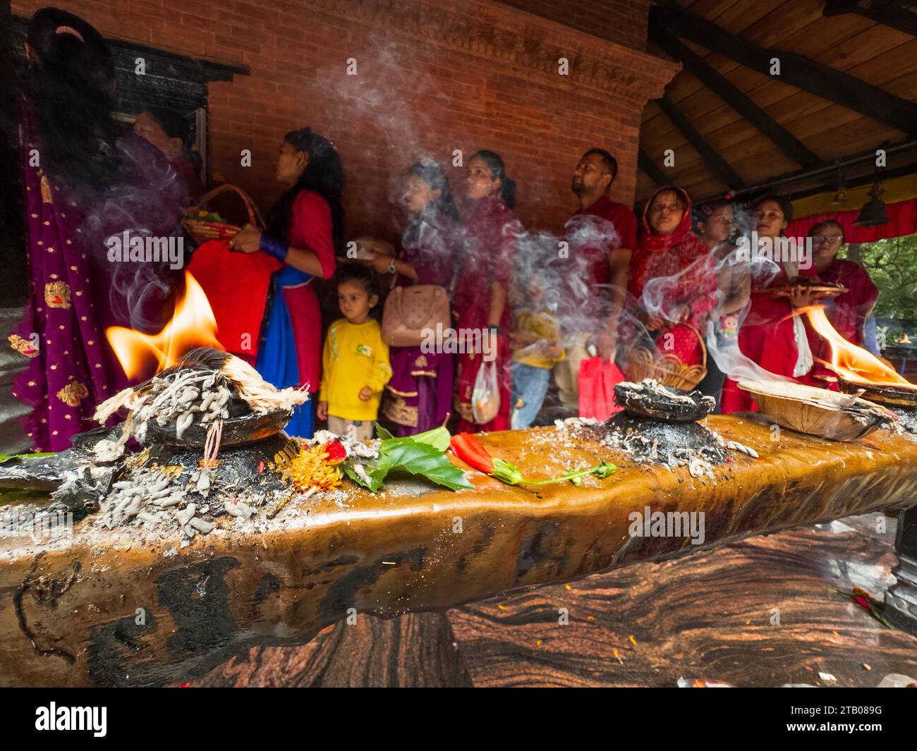 Durante il Desai vengono fatte offerte in un tempio di Kali vicino a Ghandrung sulla strada per la Gola di Kali Gandaki - Distretto di Mustang, Nepal Foto Stock