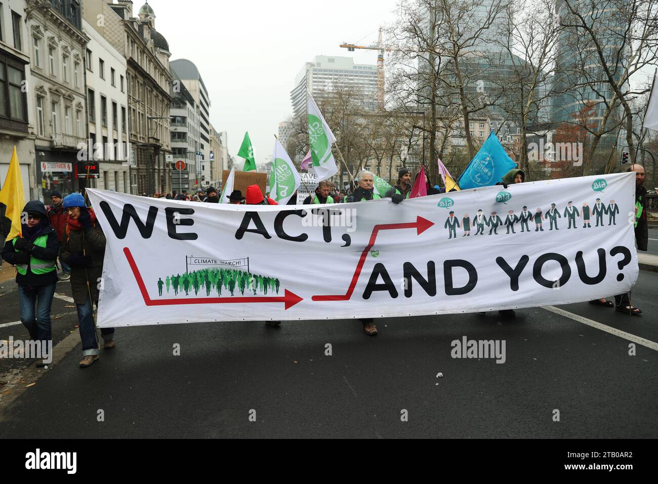 Bruxelles, Belgio. 3 dicembre 2023. La gente partecipa a una marcia sul clima per ricordare al mondo di agire sul cambiamento climatico a Bruxelles, in Belgio, 3 dicembre 2023. Crediti: Zhao Dingzhe/Xinhua/Alamy Live News Foto Stock