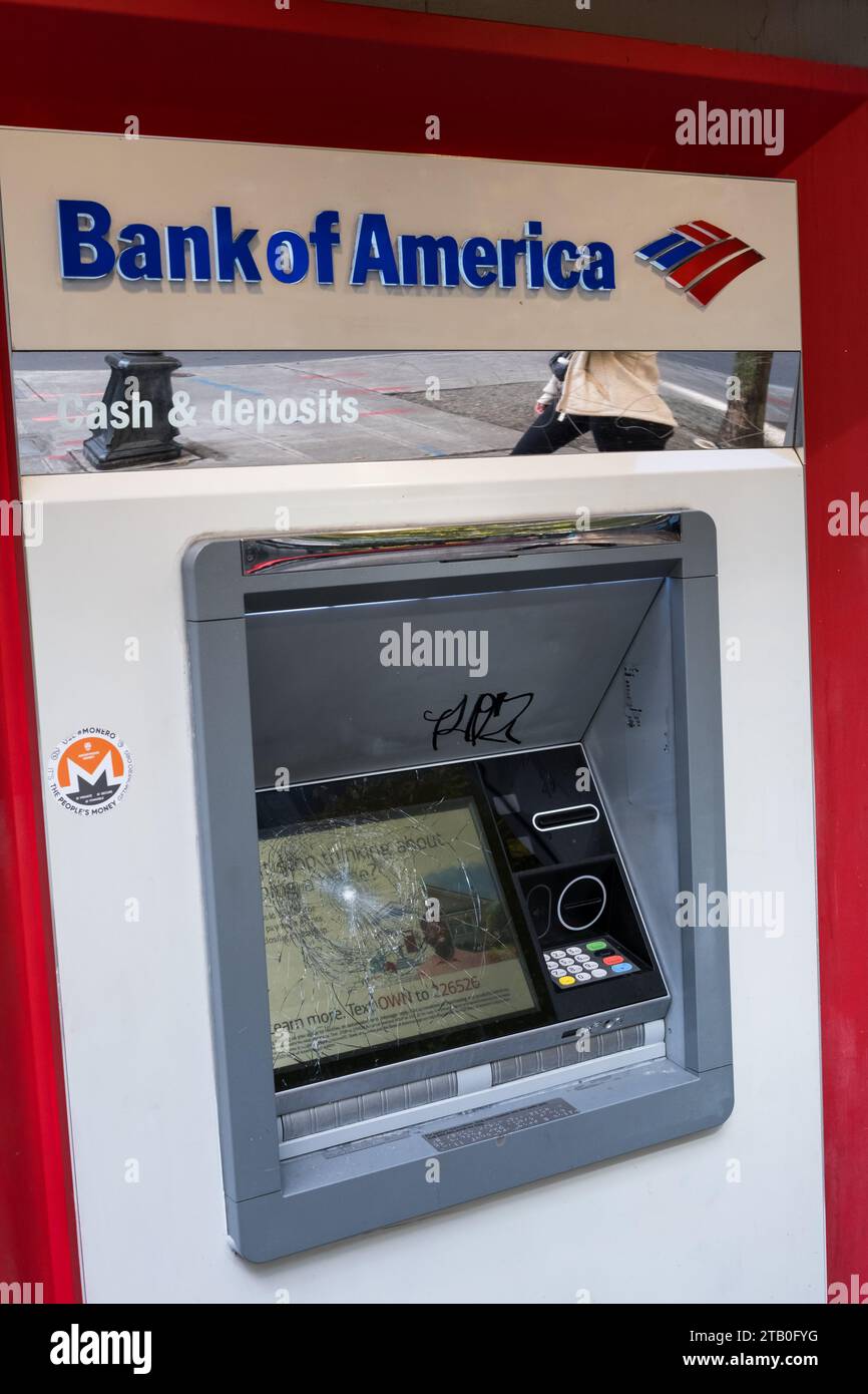 Seattle, Stati Uniti. 29 settembre 2023. Un bancomat danneggiato nel quartiere dello shopping di Westlake. Foto Stock