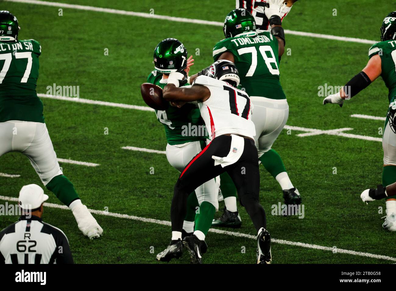 East Rutherford, New Jersey, USA. 3 dicembre 2023. Il quarterback dei Jets TREVOR SIEMIAN (14) fa un fumble dopo che il backer fuori linea dei Falcons ARNOLD EBIKETIE (17) ha colpito il braccio di lancio mentre è stato abbattuto durante il secondo tempo al Met Life Stadium (Credit Image: © Scott Rausenberger/ZUMA Press Wire) SOLO PER USO EDITORIALE! Non per USO commerciale! Foto Stock