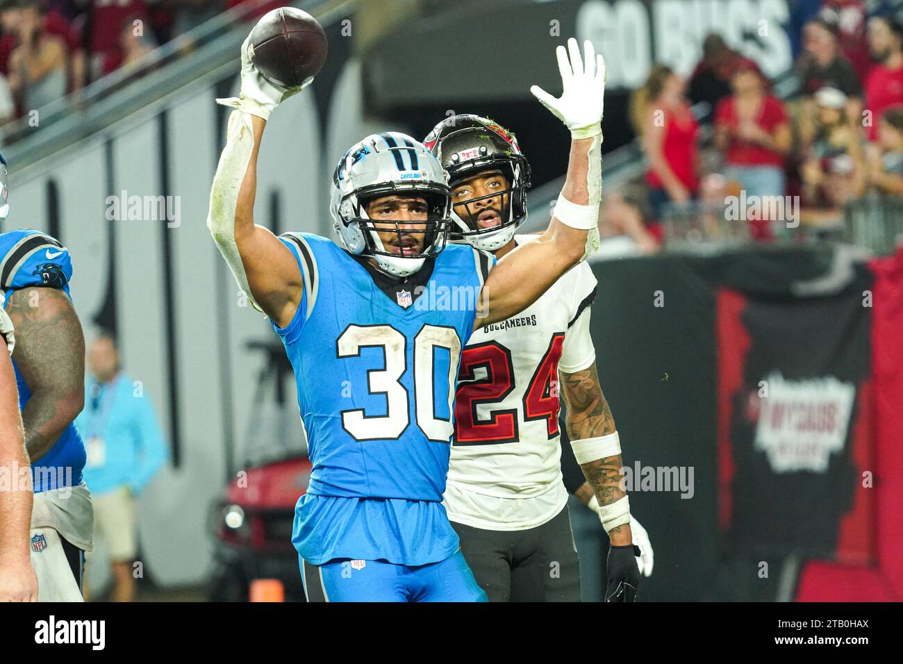 Tampa Bay, Florida, USA, 3 dicembre 2023, il giocatore dei Carolina Panthers Chuba Hubbard #30 fa un tocco al Raymond James Stadium. (Foto di: Marty Jean-Louis) Foto Stock