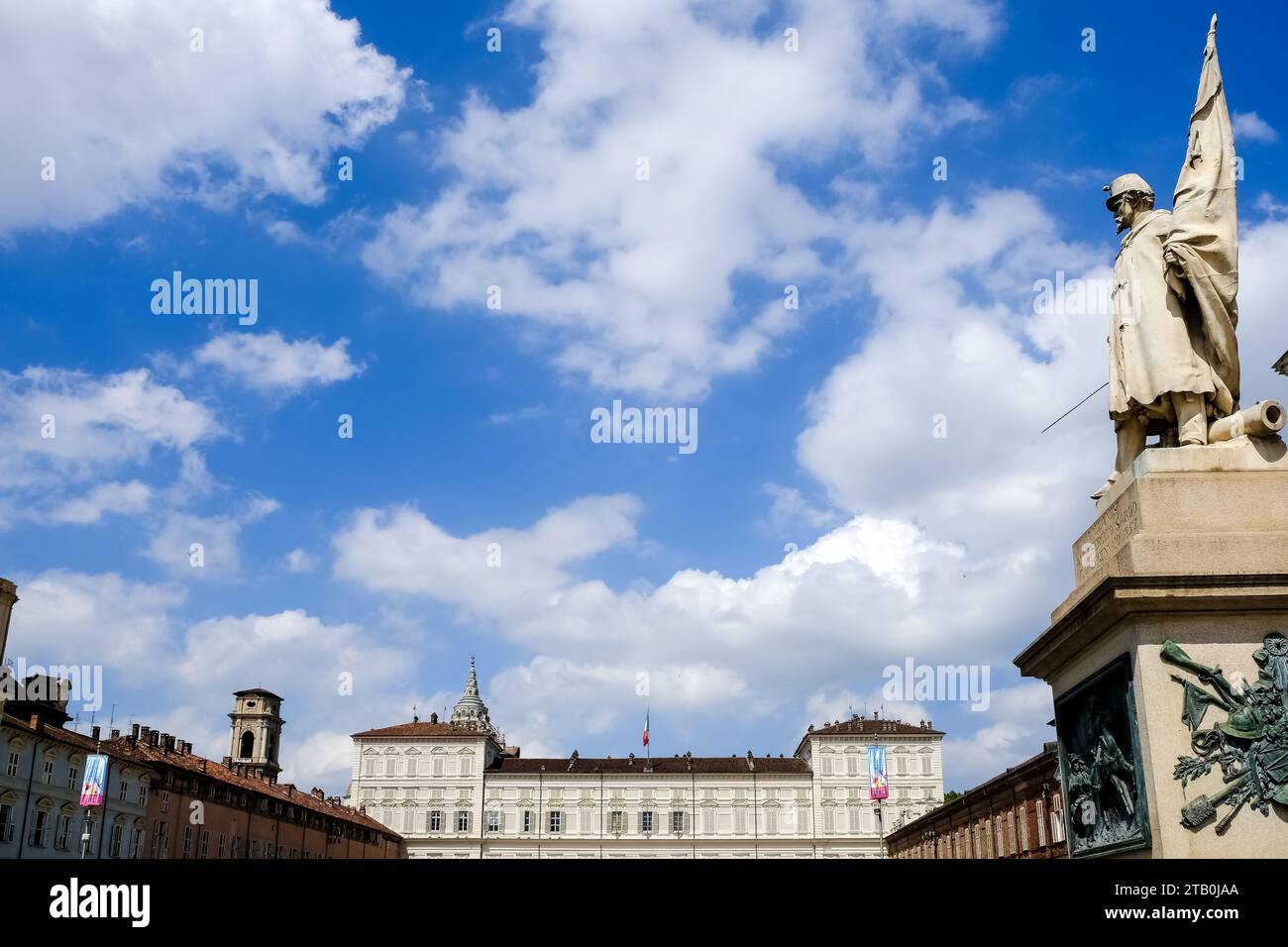 Vista su Piazza Castello, una piazza nel centro di Torino, con il monumento al portatore stendardo dell'esercito sardo in primo piano Foto Stock