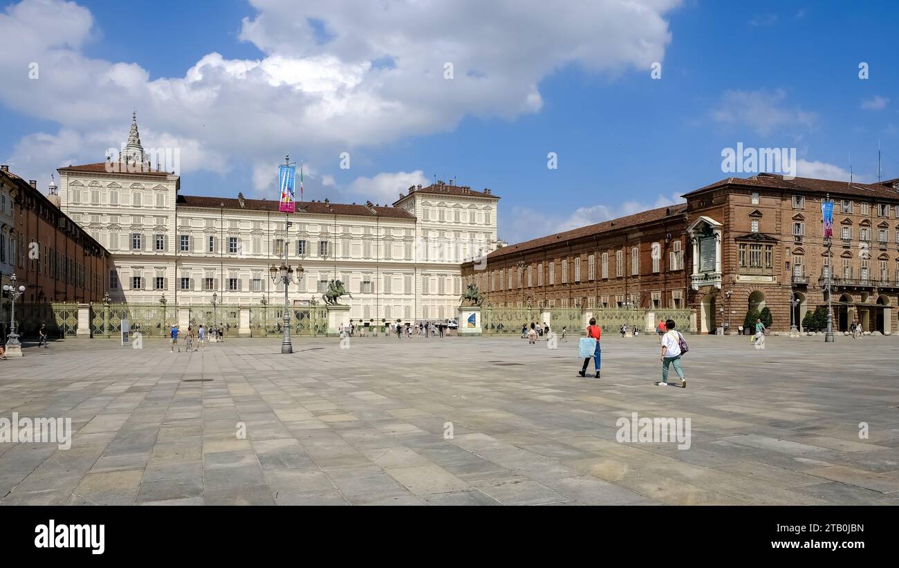 Vista della facciata del Palazzo reale di Torino, uno storico palazzo di Casa Savoia nella città di Torino nel Nord Italia. Foto Stock