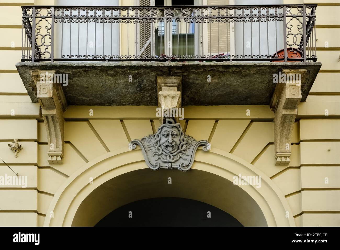 Facciata scolpita in via Giuseppe Garibaldi, una strada pedonale, tra le principali del centro storico di Torino, regione Piemonte, Italia Foto Stock