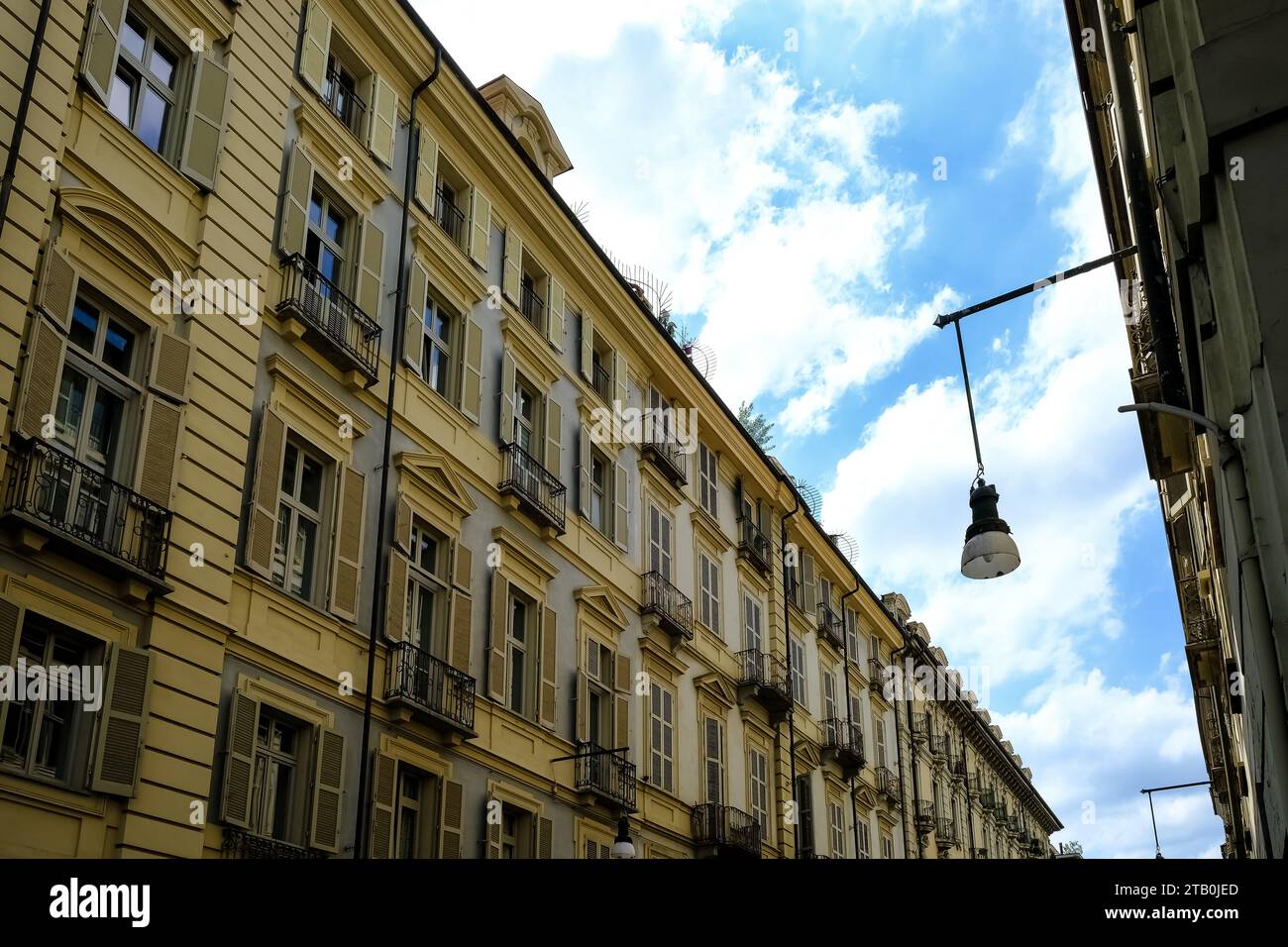 Particolare architettonico di via Giuseppe Garibaldi, una strada pedonale, tra le principali del centro storico di Torino, regione Piemonte, Italia Foto Stock