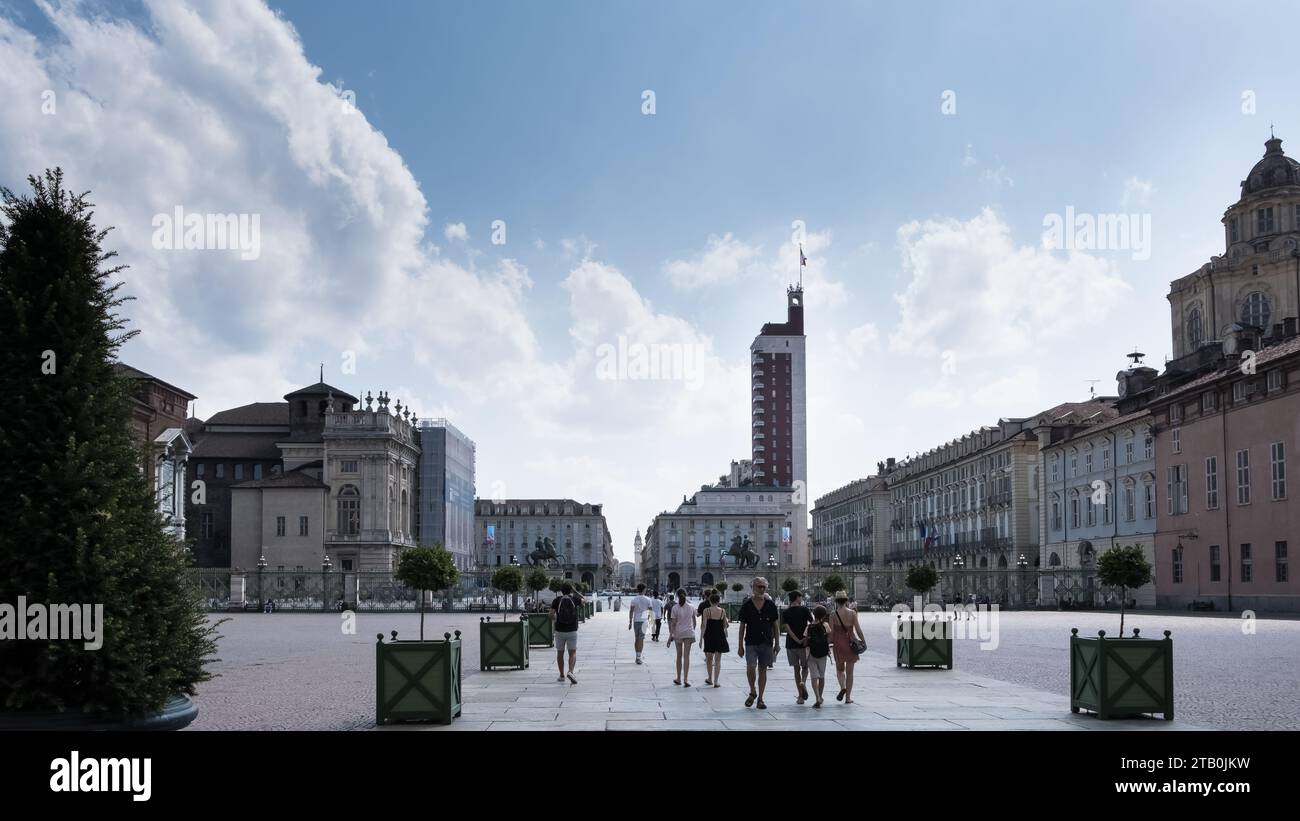 Vista di Piazza Castello, un'importante piazza della città nel centro di Torino, Italia, che ospita numerosi monumenti storici, musei, teatri e caffetterie. Foto Stock