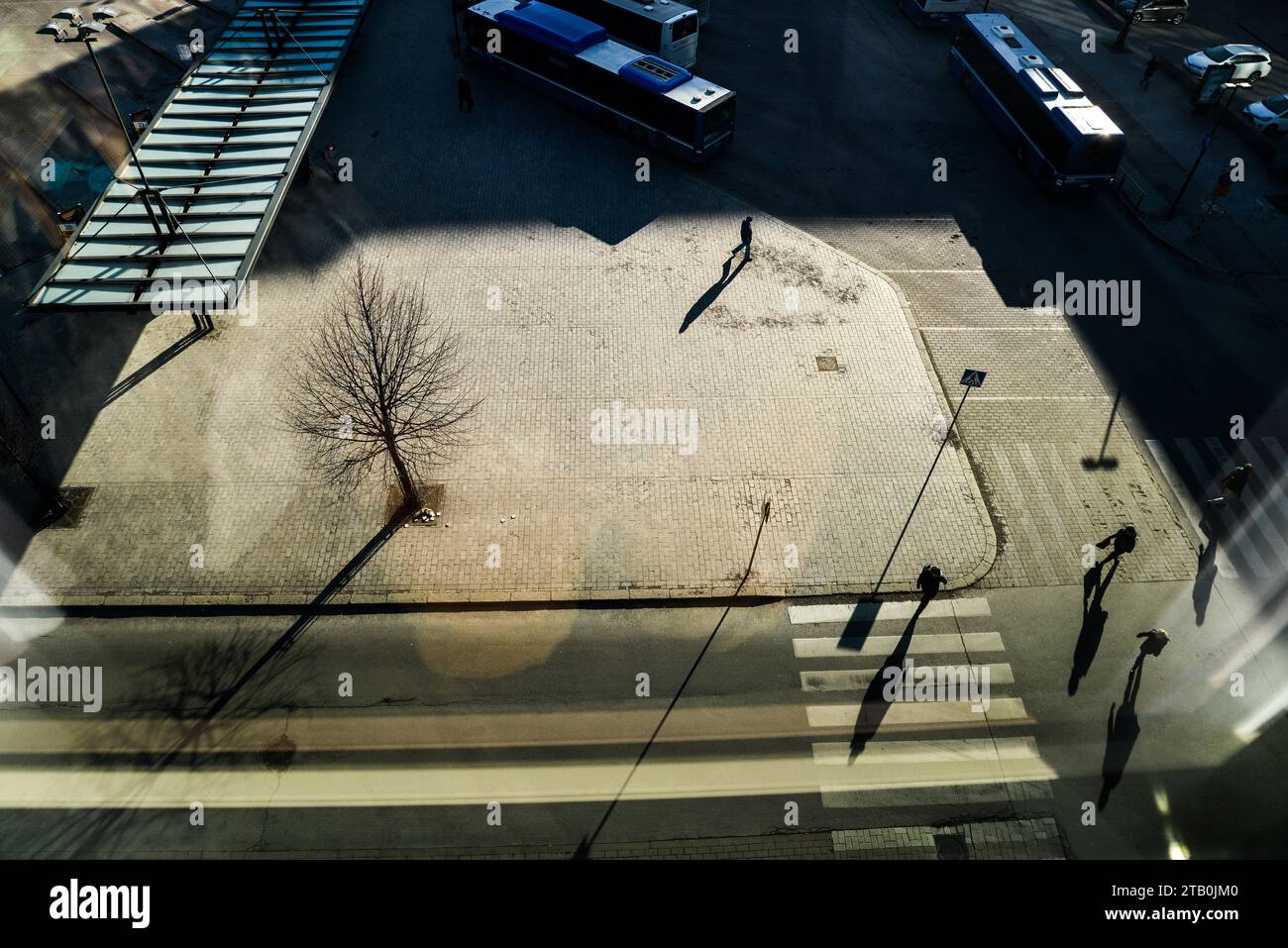 Sagome luminose di persone che camminano vicino alla stazione centrale di Helsinki (stazione ferroviaria) a Helsinki, Finlandia. Foto Stock