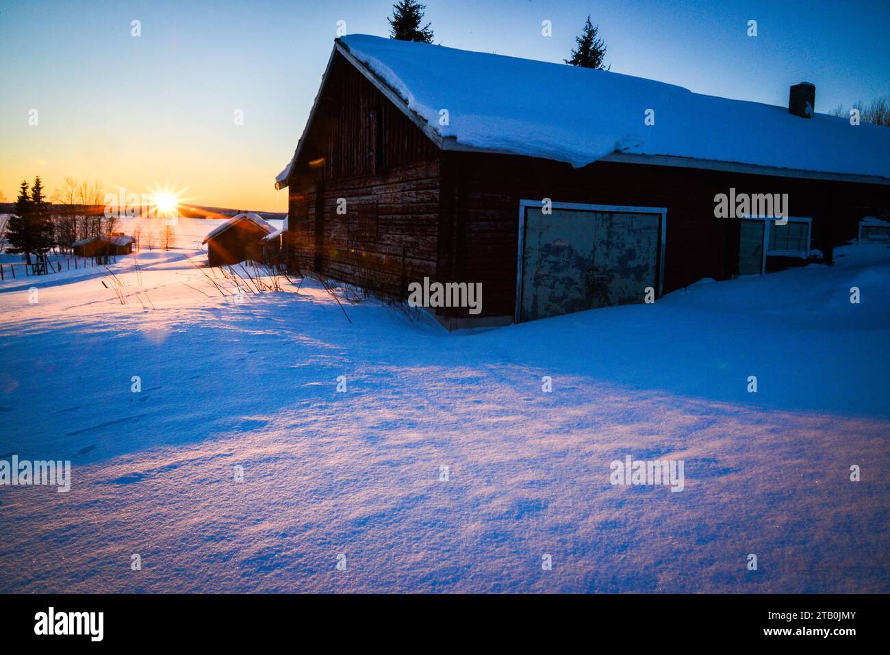 Sole sul lago ghiacciato Jerisjarvi a Rauhala, nella Finlandia settentrionale. Foto Stock