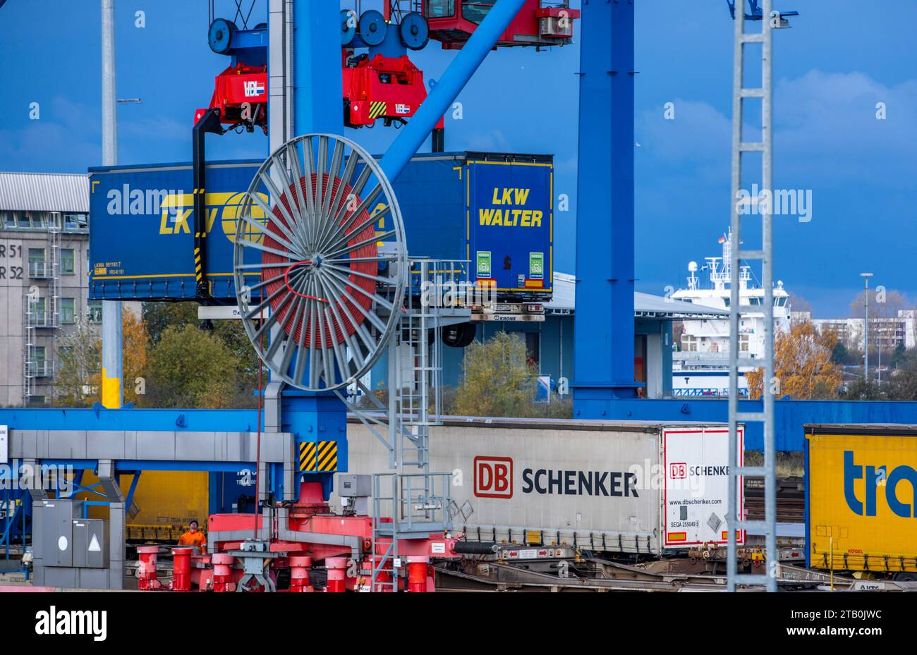Rostock, Germania. 21 novembre 2023. Un rimorchio della società di logistica DB Schenker viene caricato su un treno presso il porto marittimo insieme ad altri rimorchi. La filiale logistica di Deutsche Bahn gestisce diversi centri logistici nel Meclemburgo-Pomerania. Credito: Jens Büttner/dpa/Alamy Live News Foto Stock