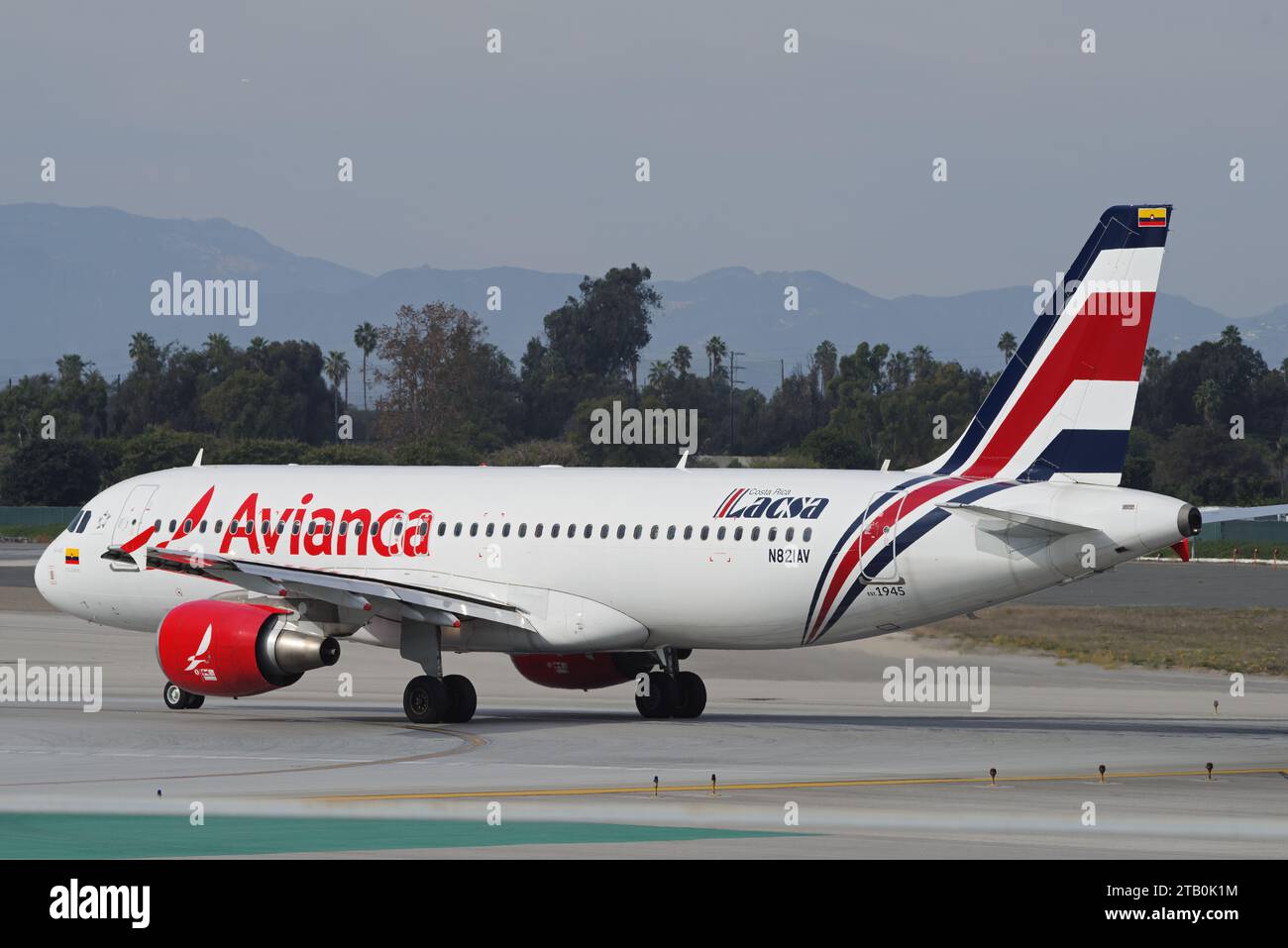 Avianca Airbus A320 con registrazione N821AV mostrato in partenza dall'aeroporto internazionale di Los Angeles (LAX). L'aereo è dipinto con livrea Lacsa. Foto Stock