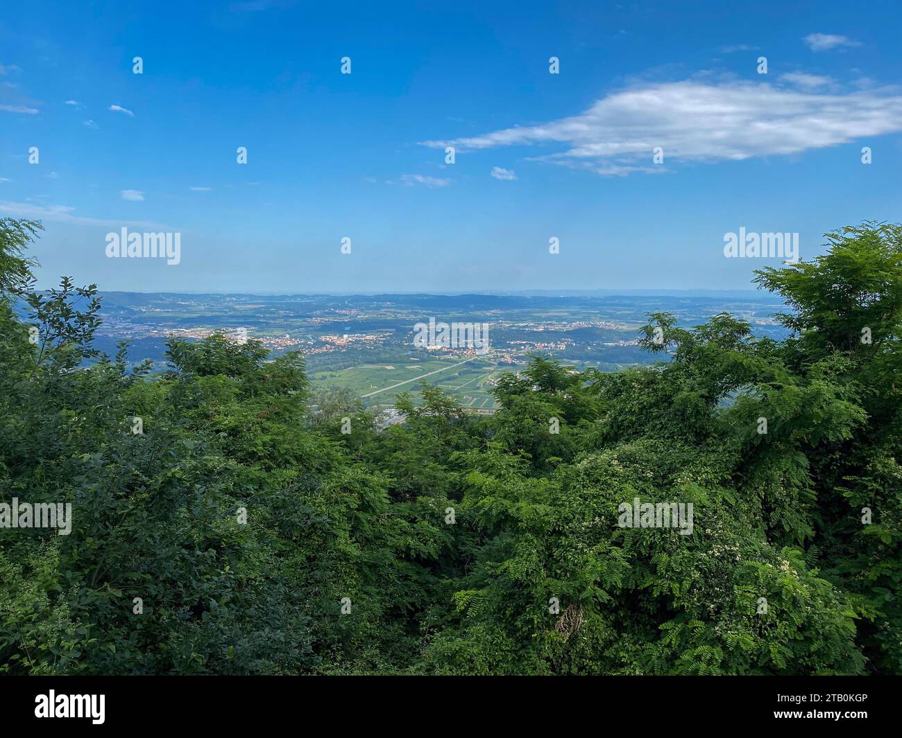 Vista panoramica dell'Anfiteatro morenico di Ivrea da Brosso , Val Chiusella , FINO A, Piemonte, alta risoluzione italiana Foto Stock