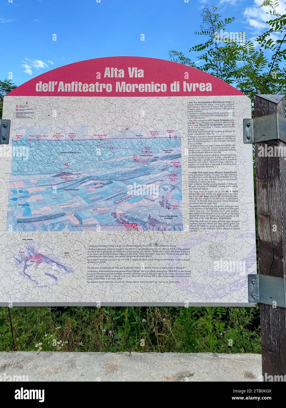 Segno e immagine ifo dell'Anfiteatro Morenico di Ivrea da Brosso , Val Chiusella, A, Piemonte, Italia immaginario ad alta risoluzione Foto Stock