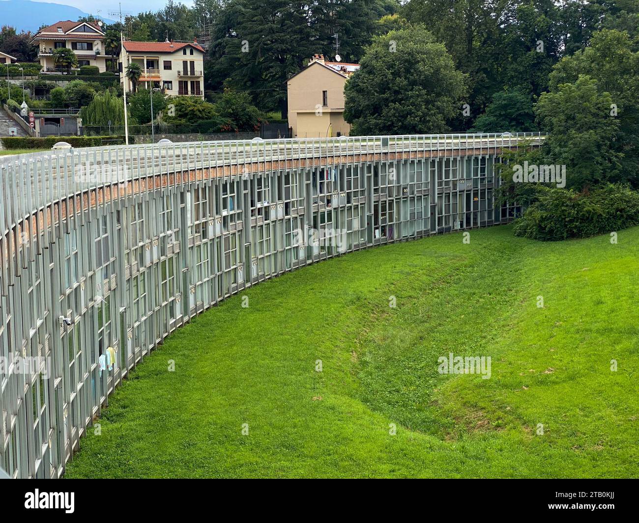 Ivrea, Italia - 10 agosto 2023, unità residenziale occidentale Talponia , progettata nel 1968 da R Gabetti A o sola, vista aerea, iIvrea, Piemonte Italia PAN Foto Stock