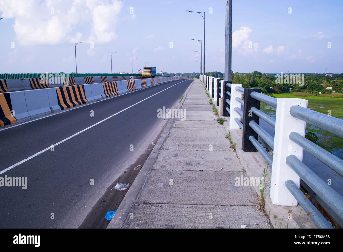 Da Dhaka a Mawa, strada stradale asfaltata in Bangladesh Foto Stock