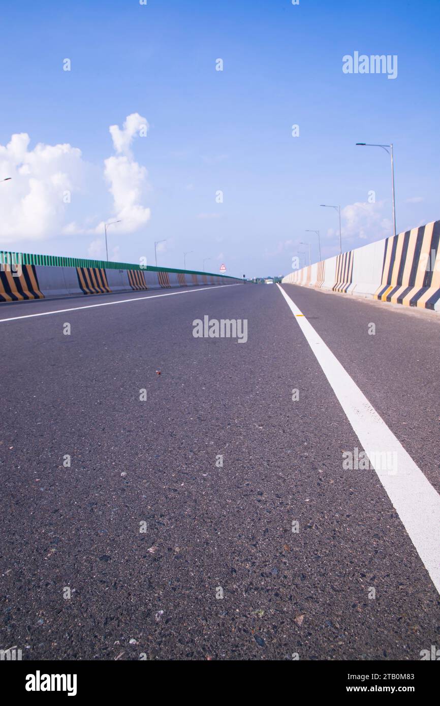 Da Dhaka a Mawa, strada stradale asfaltata in Bangladesh Foto Stock
