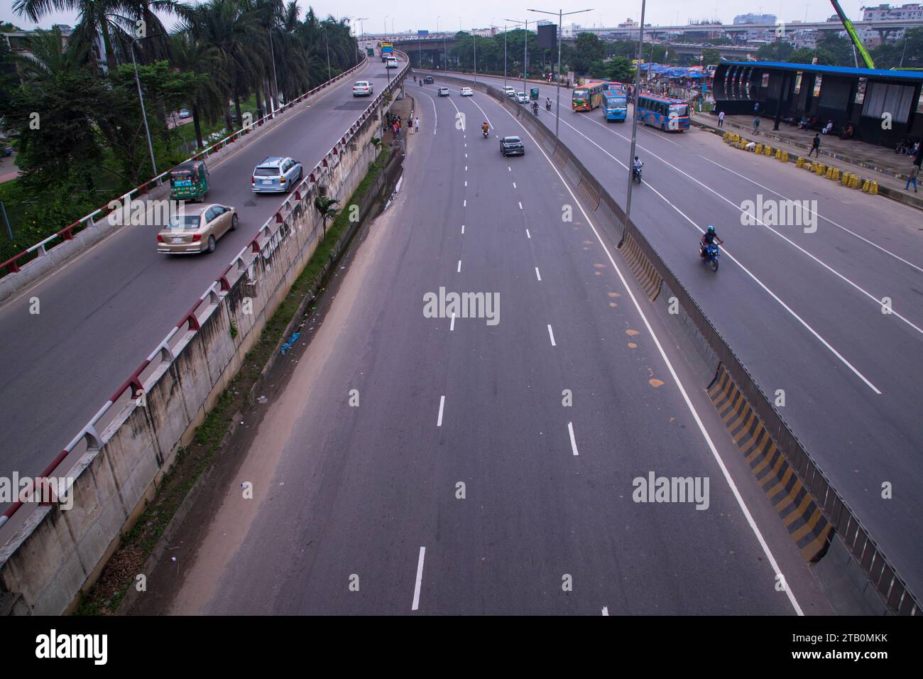 24 agosto 2023, Dhaka- Bangladesh: Autostrada per il trasporto cittadino di Dhaka strada asfaltata vista della deviazione di Tongi sotto il cavalcavia di Kuril Foto Stock