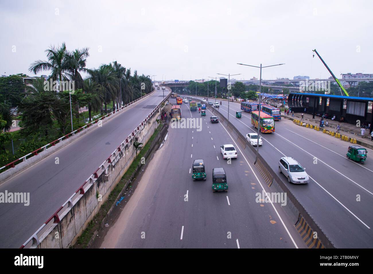 24 agosto 2023, Dhaka- Bangladesh: Autostrada per il trasporto cittadino di Dhaka strada asfaltata vista della deviazione di Tongi sotto il cavalcavia di Kuril Foto Stock