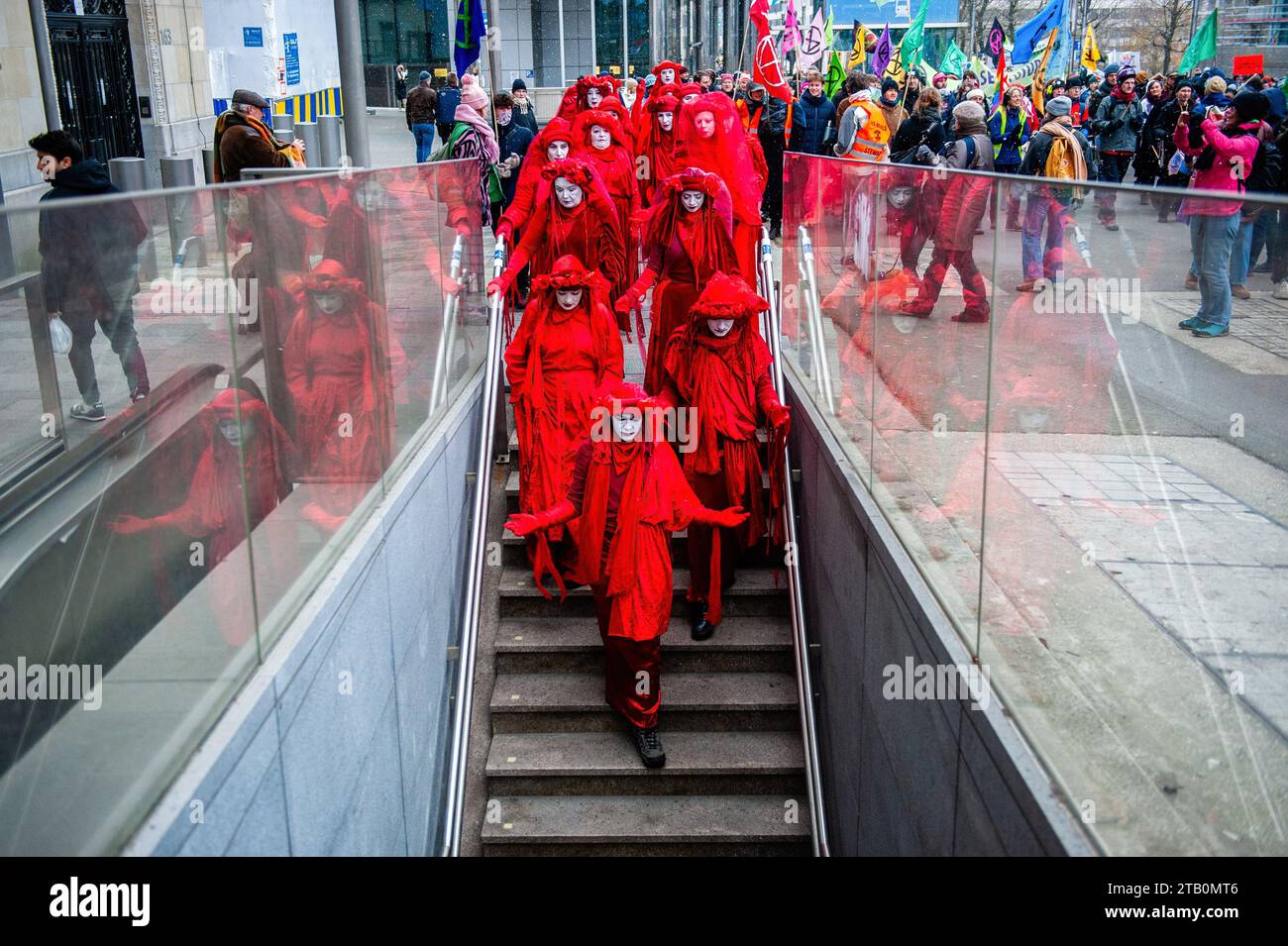 Il gruppo chiamato Red Rebels viene visto salire le scale dopo aver camminato durante la marcia. Migliaia di persone si sono riunite alla stazione di Bruxelles Nord per protestare contro la mancanza di azione sulla crisi climatica, durante una marcia organizzata dalla Climate Coalition (un'organizzazione che riunisce più di 90 organizzazioni sul tema della giustizia climatica). Con questo marzo, chiedono che il Belgio e l'Europa si mettano finalmente al lavoro per rendere l'industria sostenibile, migliorare la qualità dei trasporti pubblici, isolare le case e ripristinare la natura. (Foto di Ana Fernandez/SOPA Images/Sipa Foto Stock