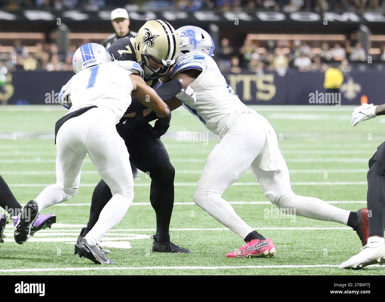 New Orleans, USA. 3 dicembre 2023. Il cornerback dei Detroit Lions Cameron Sutton (1) e la safety Tracy Walker III (21) tentarono entrambi di sconfiggere il quarterback dei New Orleans Saints Taysom Hill (7) durante una partita della National Football League al Caesars Superdome di New Orleans, Louisiana, domenica 3 dicembre 2023. (Foto di Peter G. Forest/Sipa USA) credito: SIPA USA/Alamy Live News Foto Stock