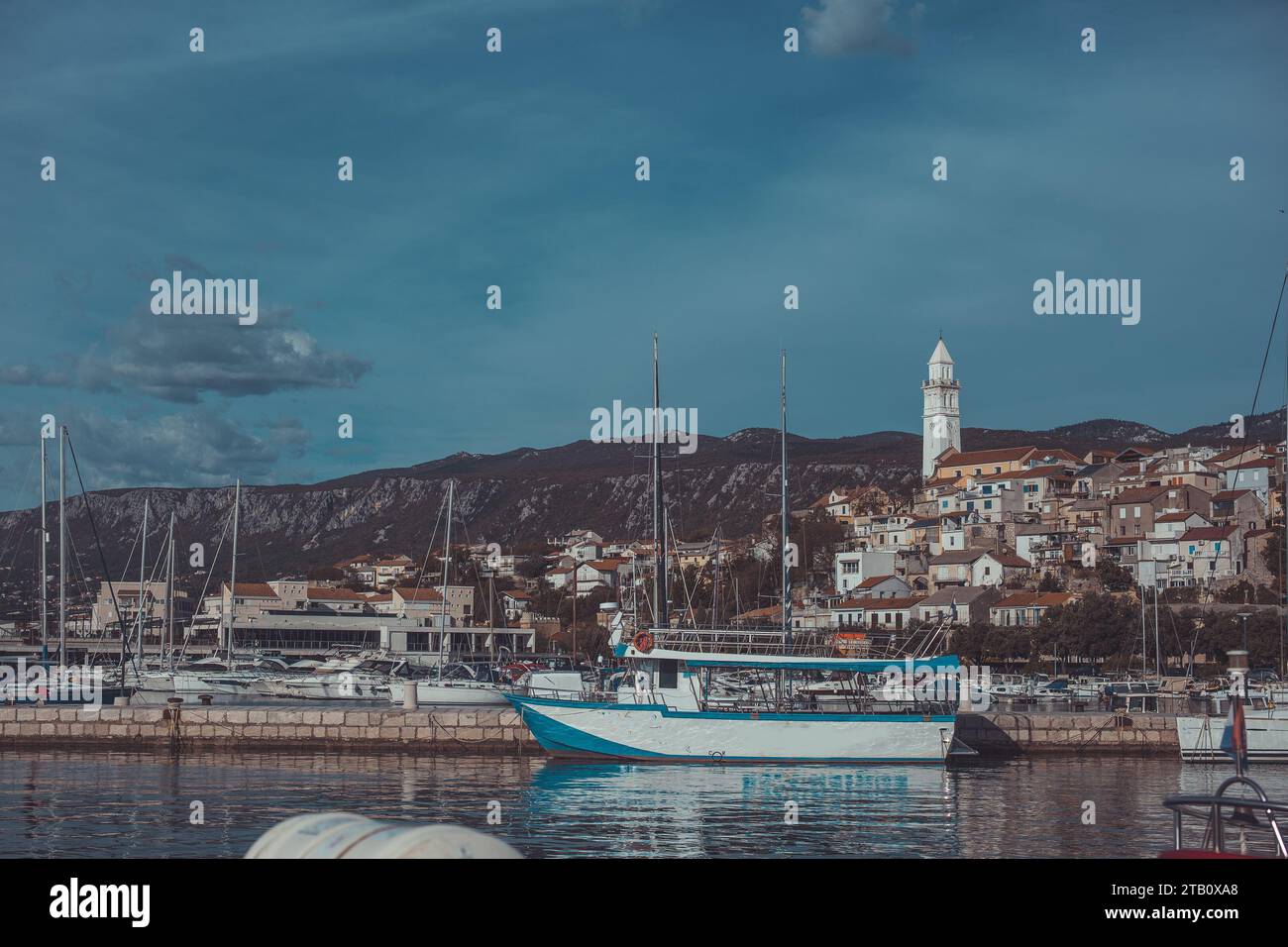 Vista panoramica o paesaggio urbano di novi vinodolski sulla costa croata del quarnero. Soleggiato paesaggio urbano di rifugi sul mare adriatico, porticciolo con barche in prima linea Foto Stock