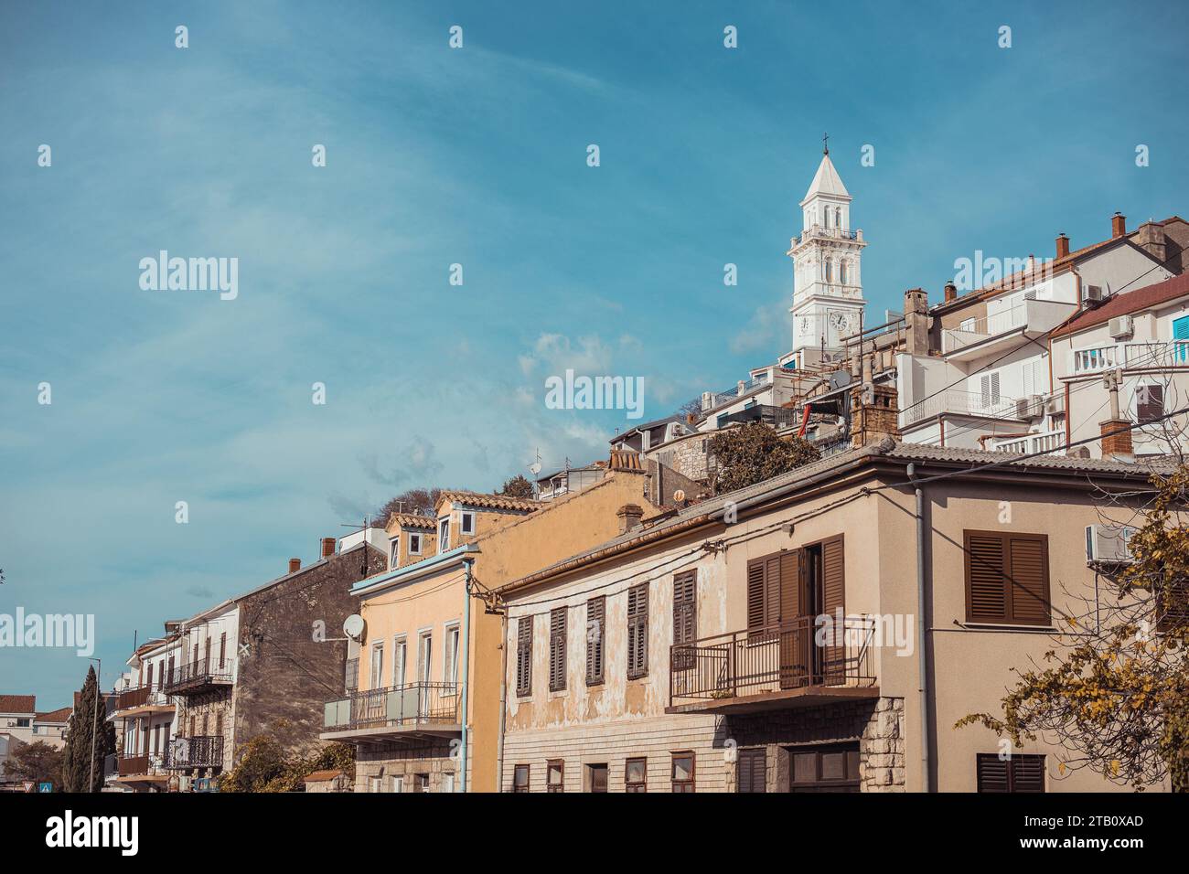 Vista panoramica o paesaggio urbano di novi vinodolski sulla costa croata del quarnero. Soleggiato paesaggio urbano di case sul mare adriatico. Foto Stock