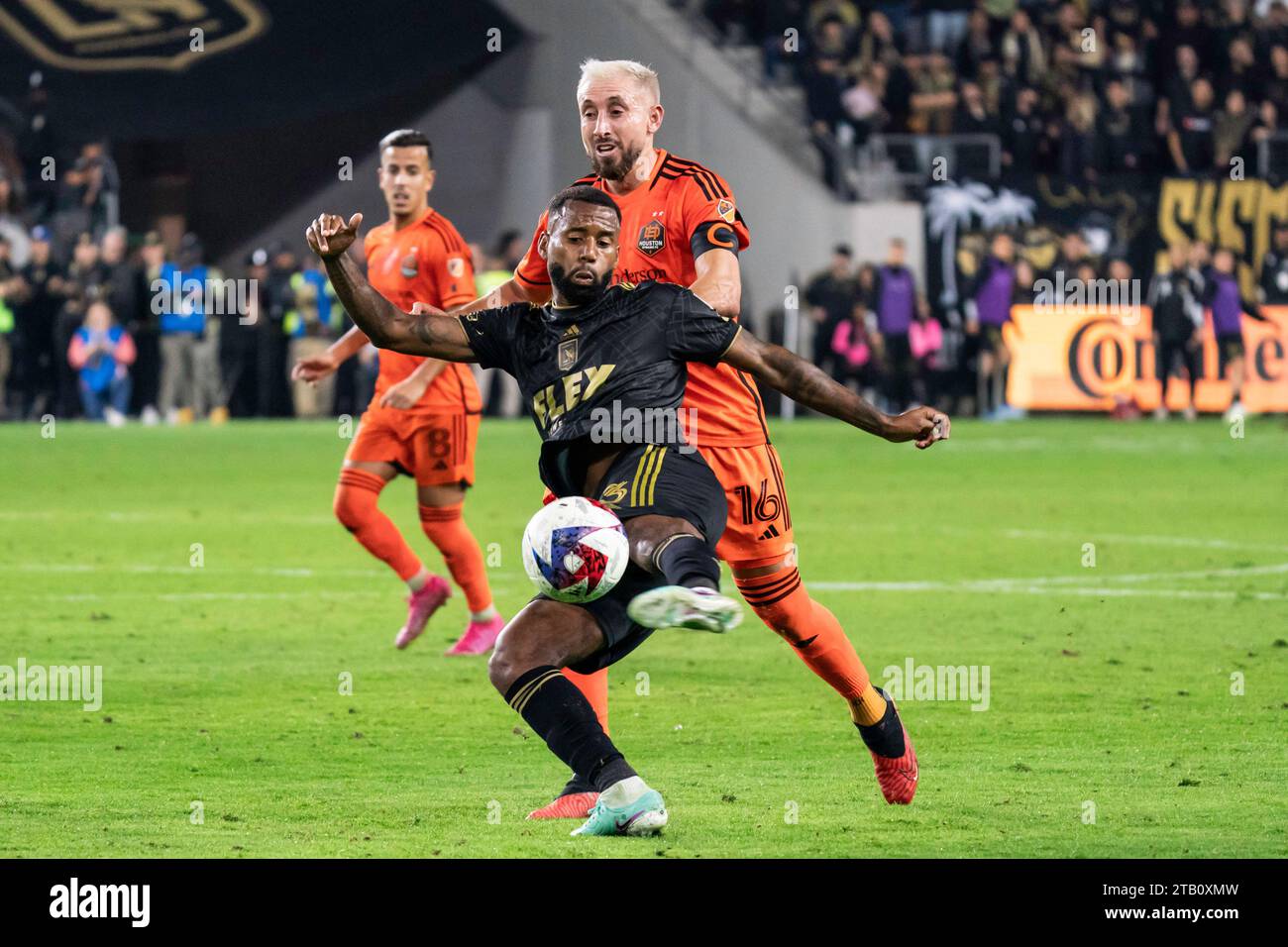 Il centrocampista del LAFC Kellyn Acosta (23) è difeso dal centrocampista degli Houston Dynamo Héctor Herrera (16) durante la finale della MLS Western Conference, Saturda Foto Stock