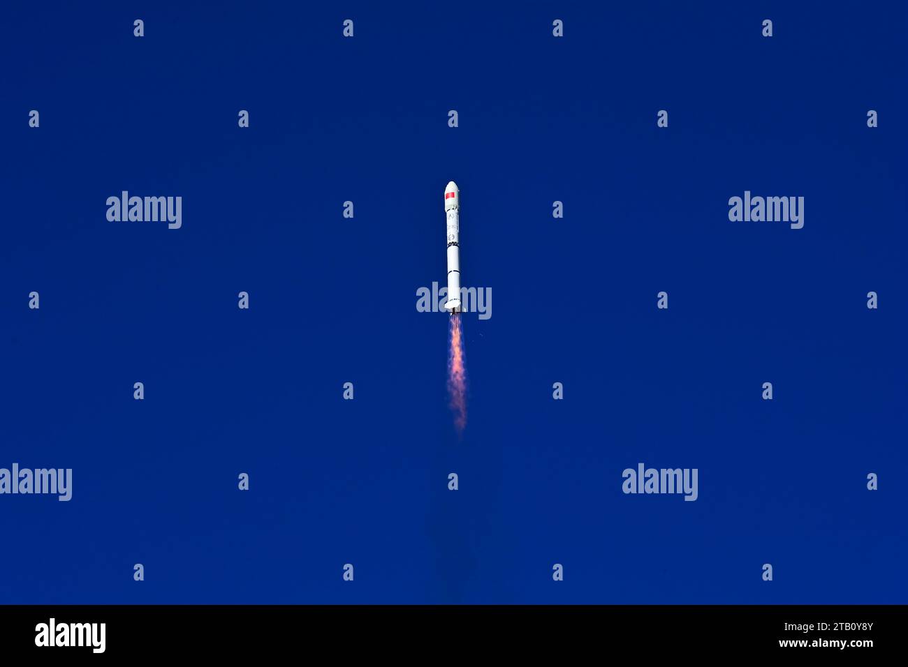 Jiuquan. 4 dicembre 2023. Un lungo razzo vettore March-2C che trasporta il satellite MISRSAT-2 esplode dal Jiuquan satellite Launch Center nel nord-ovest della Cina, 4 dicembre 2023. La Cina ha aiutato l'Egitto a inviare in orbita un satellite con telerilevamento dal Jiuquan satellite Launch Center nel nord-ovest della Cina lunedì. Anche i satelliti di telerilevamento Starpool 02-A e Starpool 02-B sono stati inviati nello spazio nello stesso momento. Crediti: Wang Jiangbo/Xinhua/Alamy Live News Foto Stock