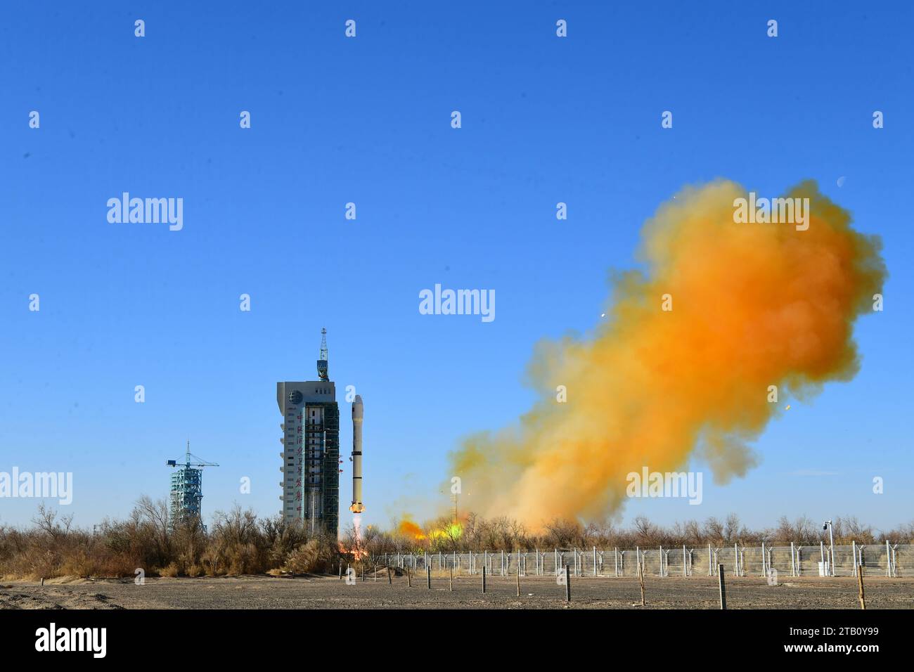 Jiuquan. 4 dicembre 2023. Un lungo razzo vettore March-2C che trasporta il satellite MISRSAT-2 esplode dal Jiuquan satellite Launch Center nel nord-ovest della Cina, 4 dicembre 2023. La Cina ha aiutato l'Egitto a inviare in orbita un satellite con telerilevamento dal Jiuquan satellite Launch Center nel nord-ovest della Cina lunedì. Anche i satelliti di telerilevamento Starpool 02-A e Starpool 02-B sono stati inviati nello spazio nello stesso momento. Crediti: Wang Jiangbo/Xinhua/Alamy Live News Foto Stock