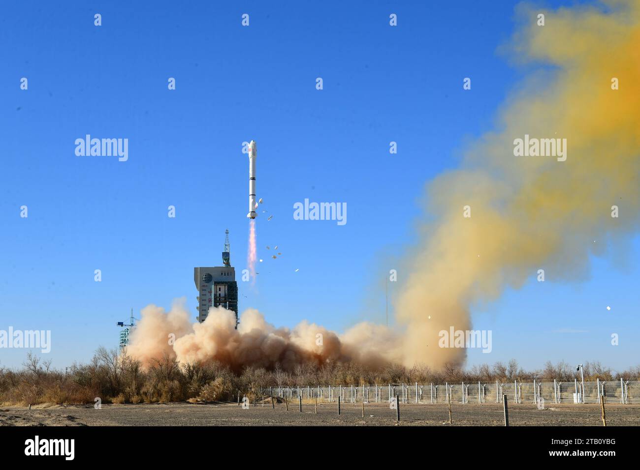 Jiuquan. 4 dicembre 2023. Un lungo razzo vettore March-2C che trasporta il satellite MISRSAT-2 esplode dal Jiuquan satellite Launch Center nel nord-ovest della Cina, 4 dicembre 2023. La Cina ha aiutato l'Egitto a inviare in orbita un satellite con telerilevamento dal Jiuquan satellite Launch Center nel nord-ovest della Cina lunedì. Anche i satelliti di telerilevamento Starpool 02-A e Starpool 02-B sono stati inviati nello spazio nello stesso momento. Crediti: Wang Jiangbo/Xinhua/Alamy Live News Foto Stock